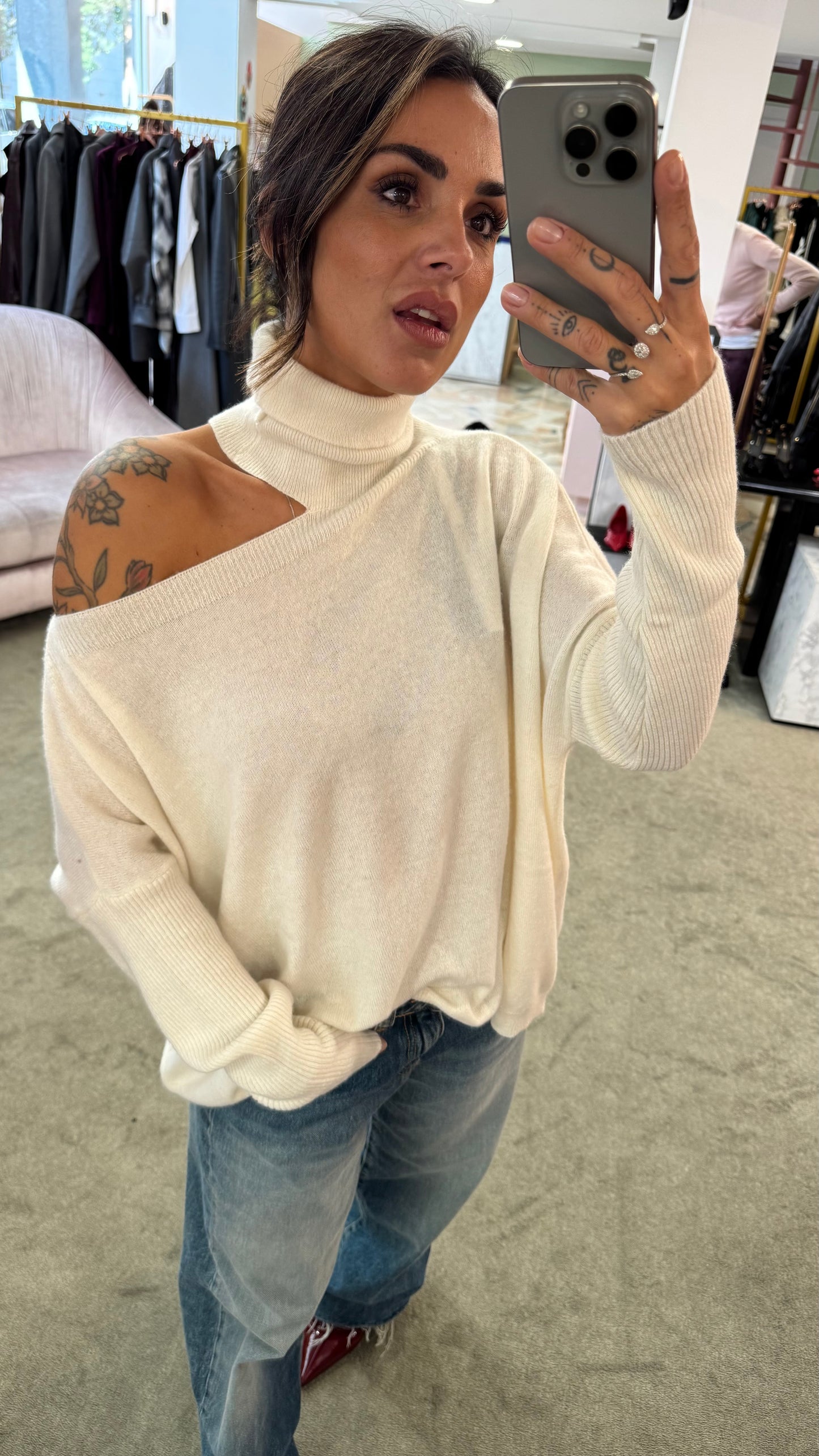 Dolcevita panna cutout  sulla spalla lh