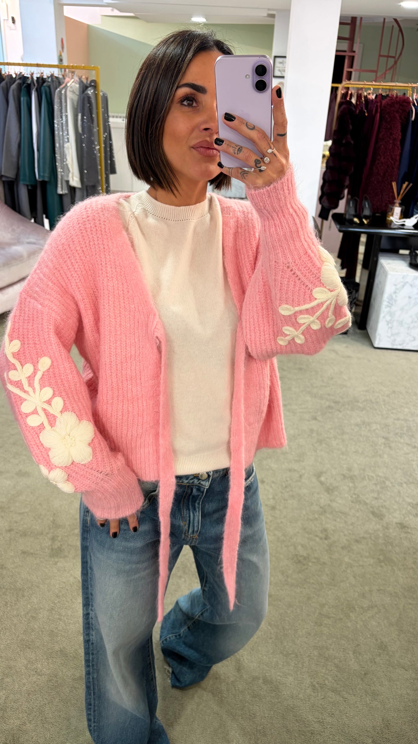 Cardigan rosa con ricami sulla manica bj