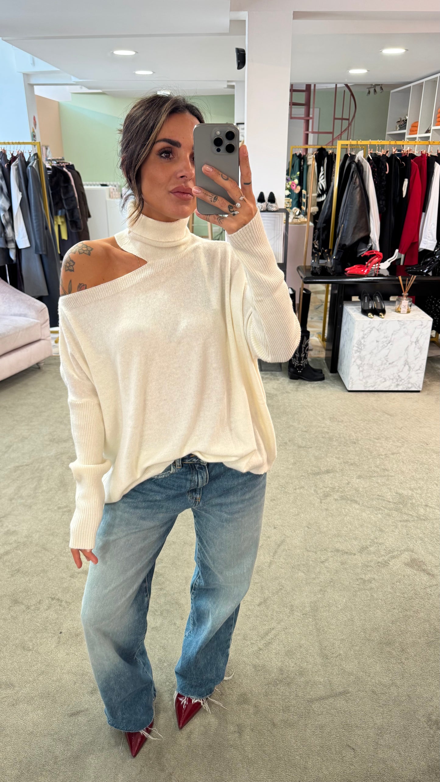 Dolcevita panna cutout  sulla spalla lh