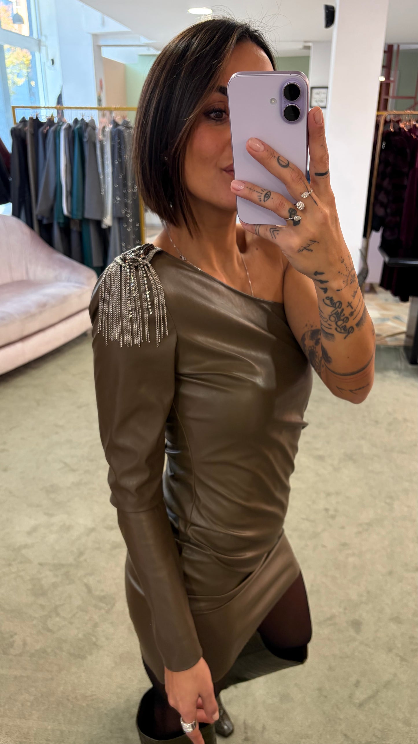 Abito monospalla verde oliva in ecopelle con dettaglio gioiello mq