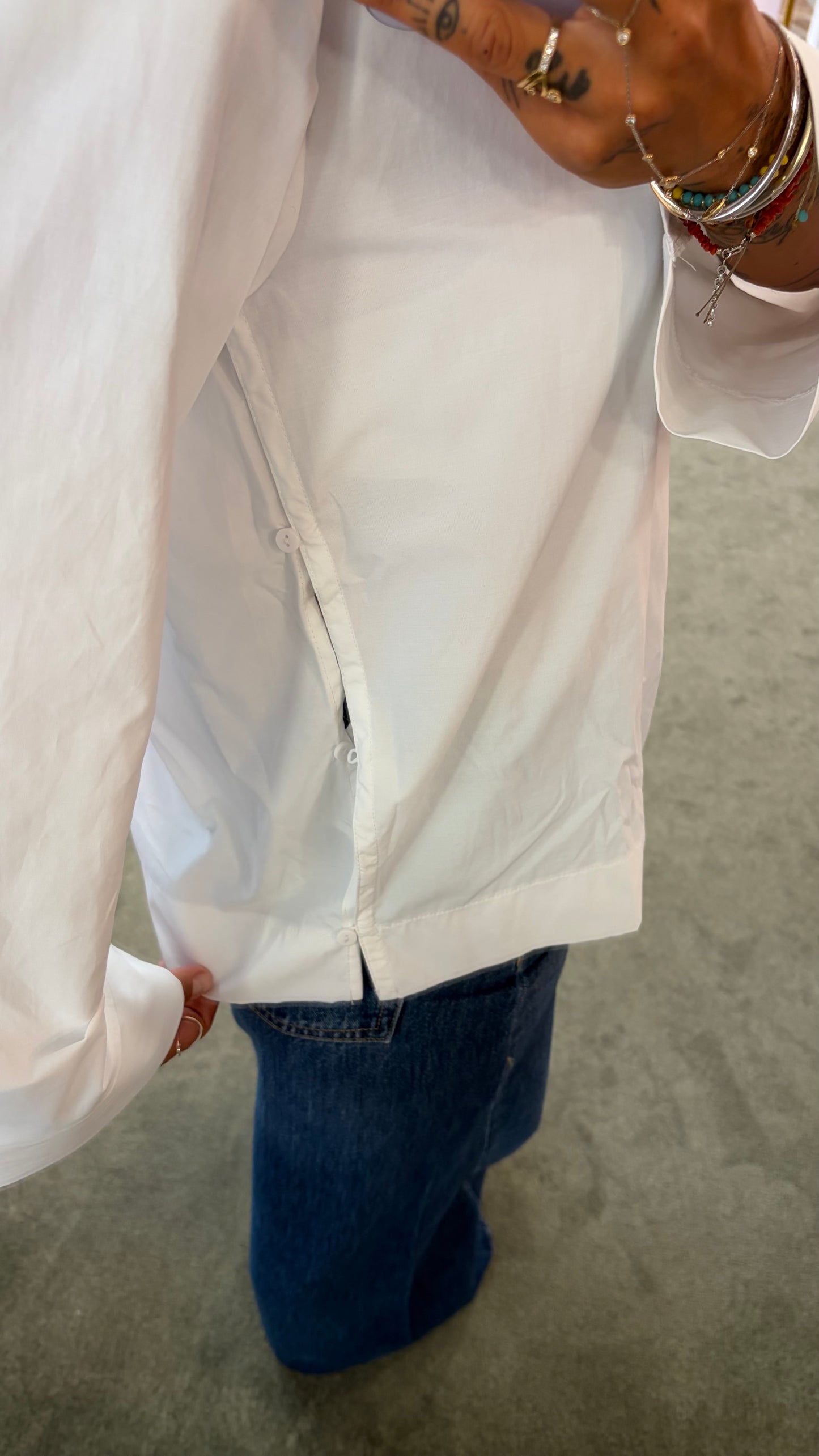 Camicia bianca scollo a v con bottoncini laterali sy