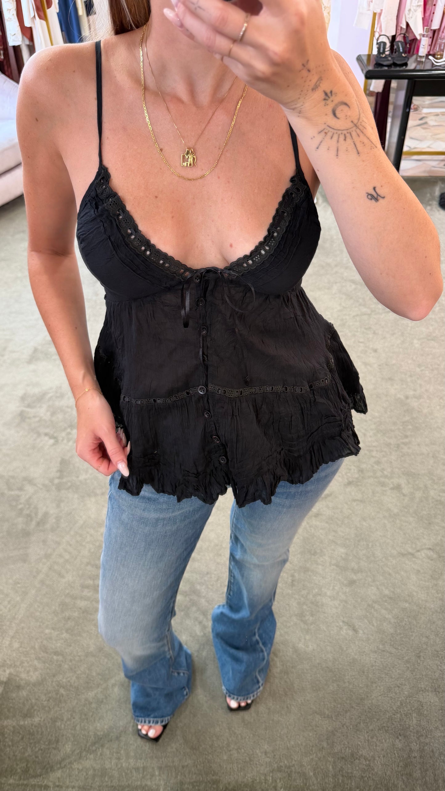 Top canotta nera goffrata con inserti pizzo gl