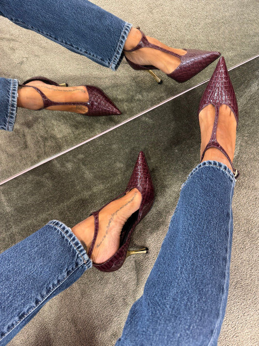 Décolleté bordeaux crocodile con cinturino e tacco oro