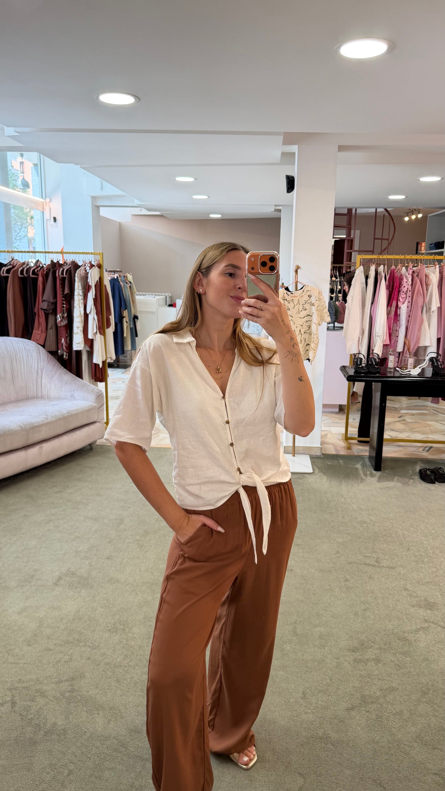 Camicia bianco latte manica corta con nodo in vita sy
