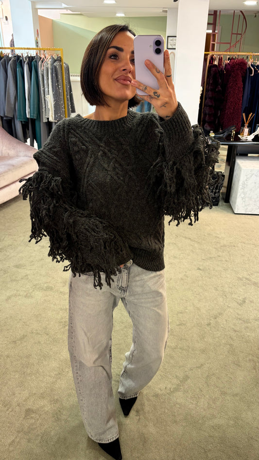 Maglione grigio scuro losanghe e manica con frange gl