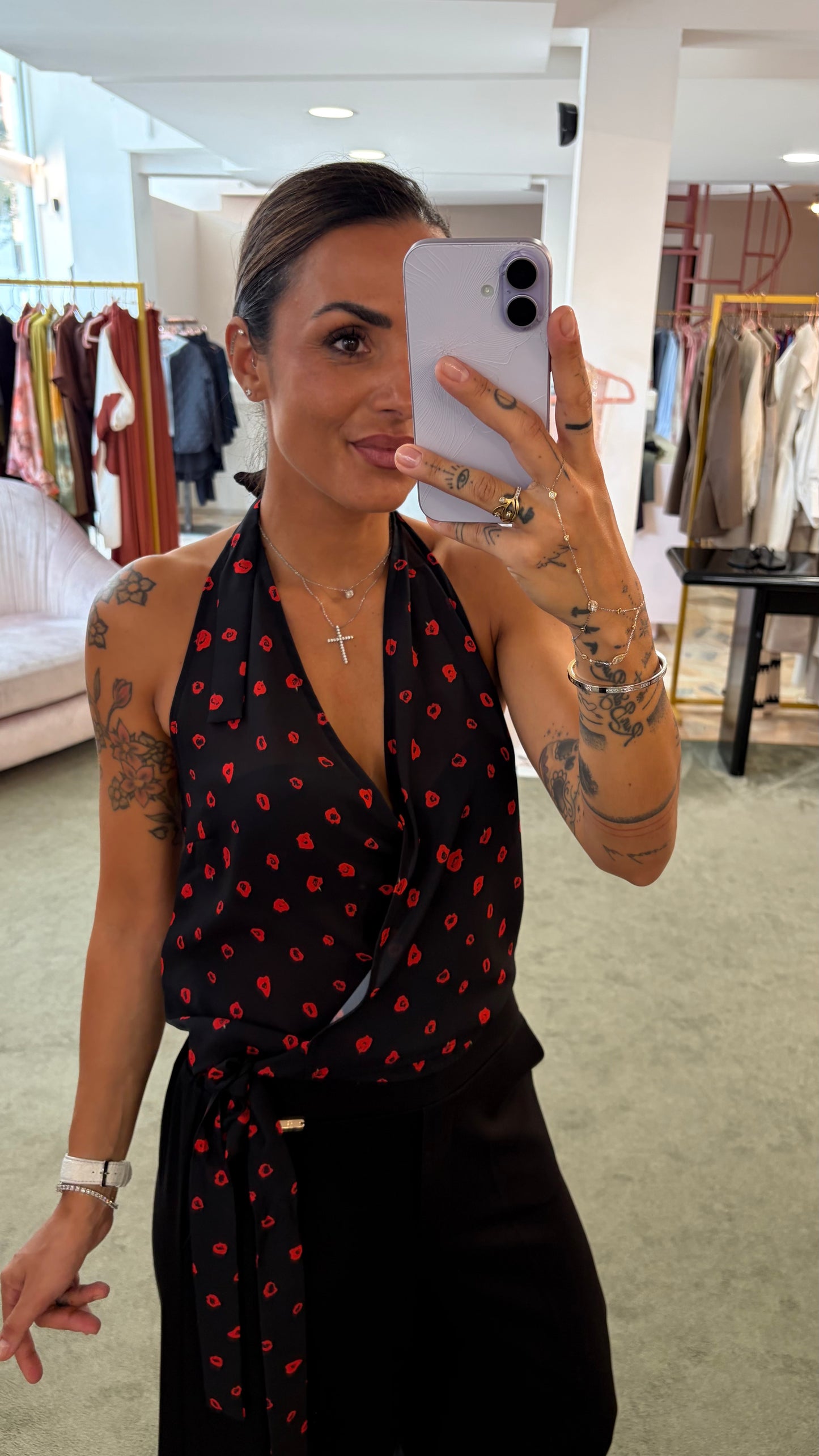 Top debbie MAR DE MARGARITAS nero con roselline rosse