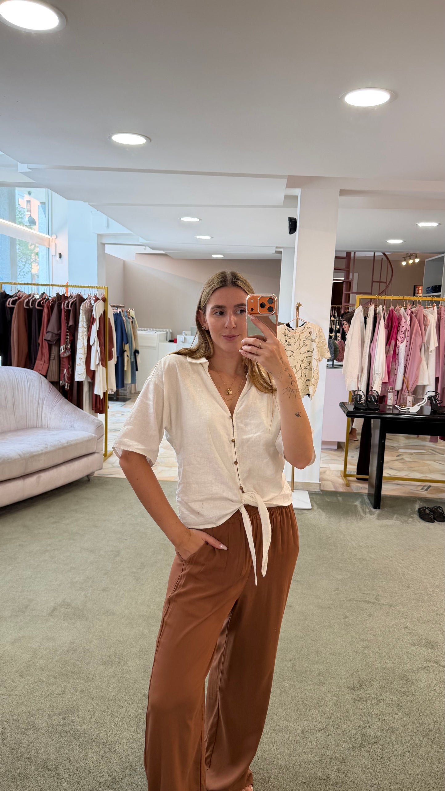Camicia bianco latte manica corta con nodo in vita sy