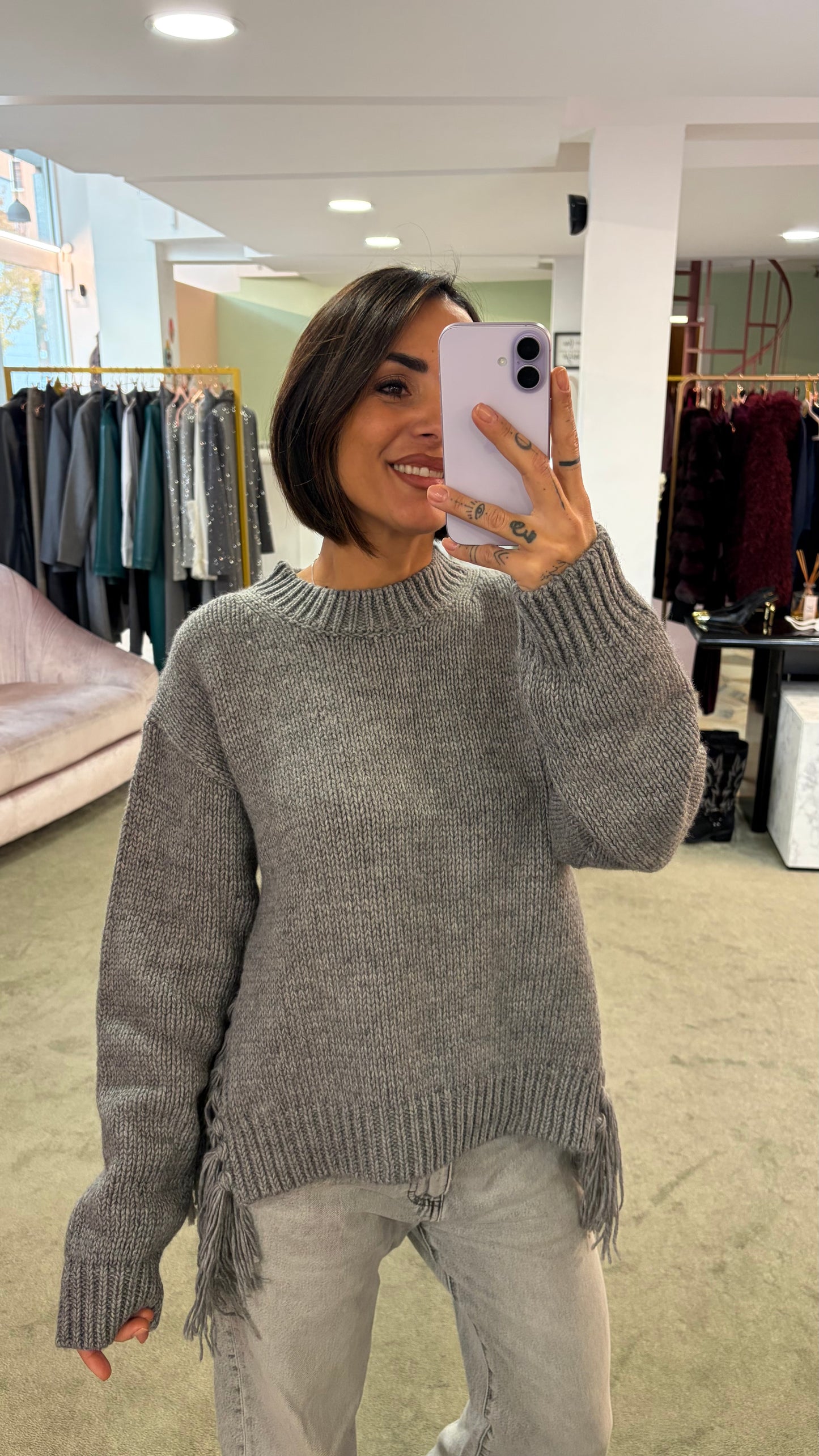 Maglione grigio chiaro  con frange laterali e spacco gl