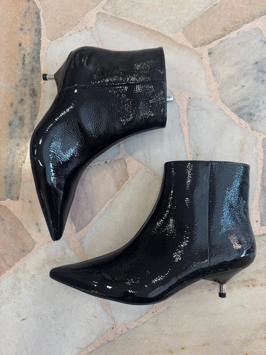 Stivaletto nero in vernice tacco kitten