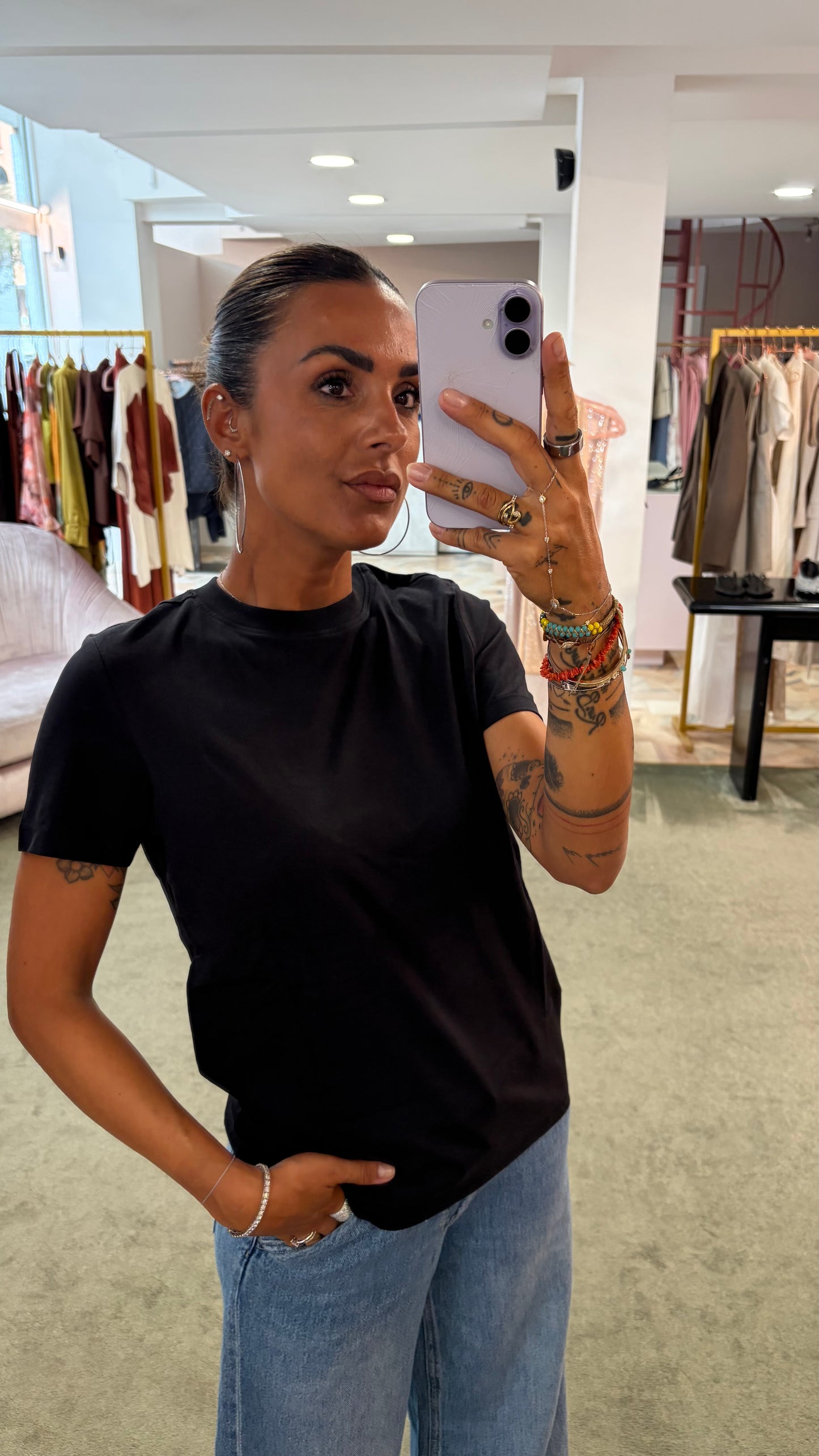 T-shirt nera essential sl