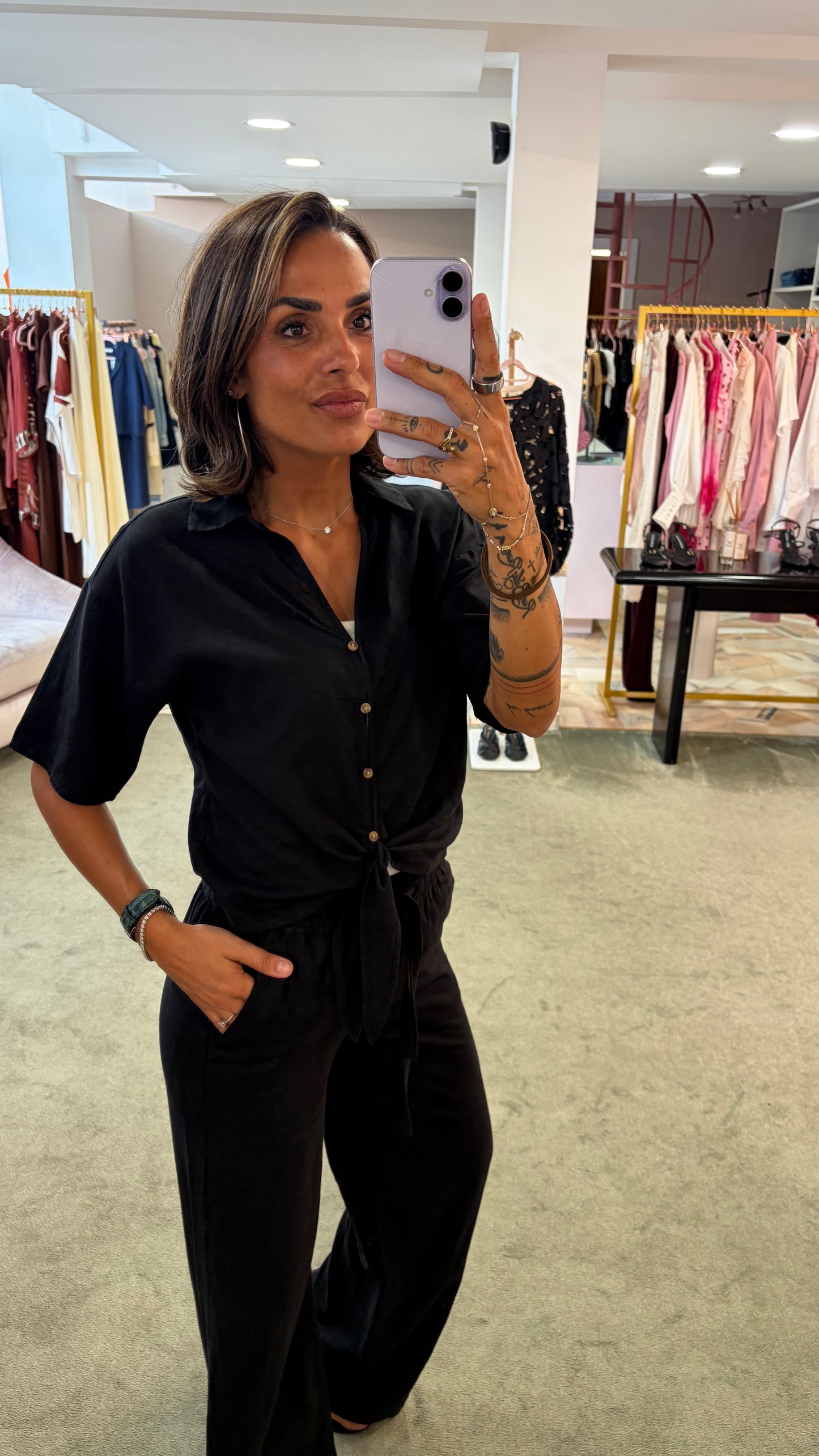 Camicia nera manica corta con nodo in vita sy