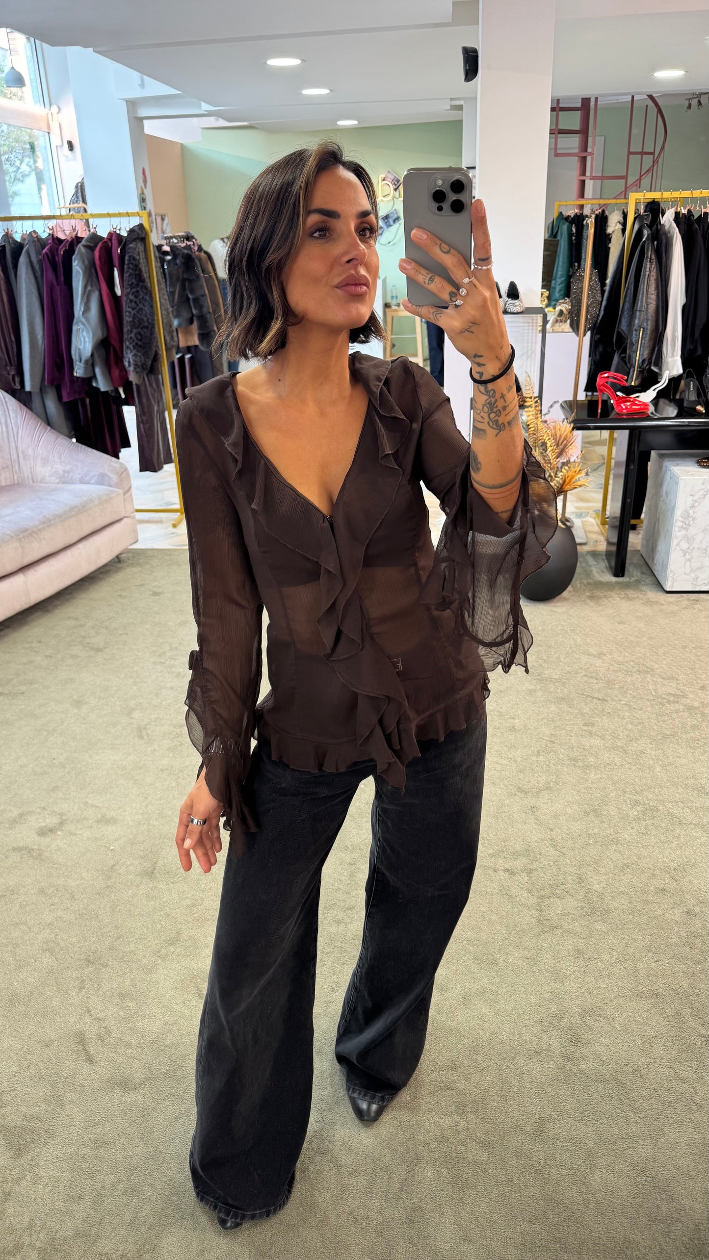 Camicia marrone in crepe scollo a v con volant gl