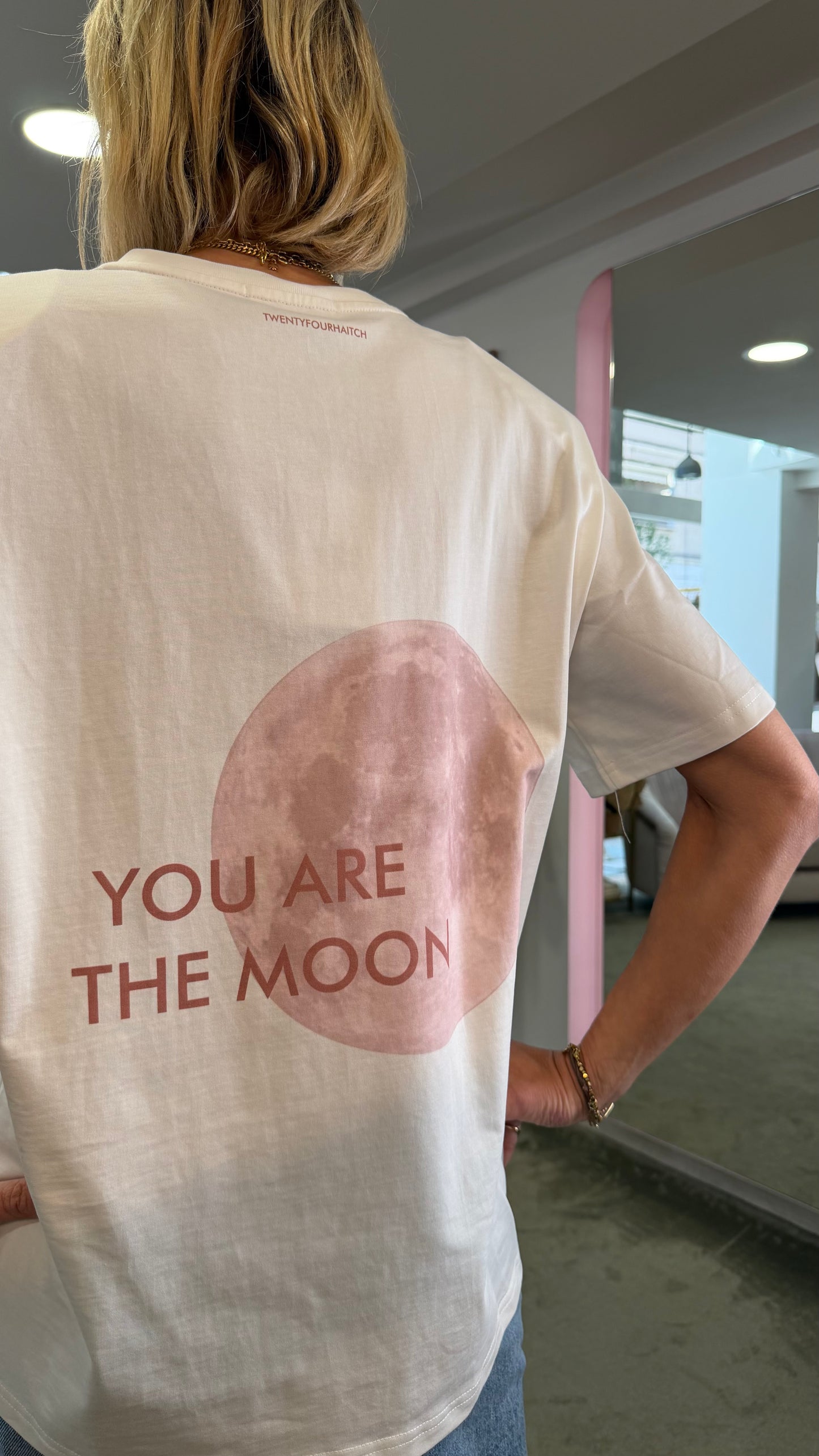 T-shirt bianca over new moon con spallotte tw