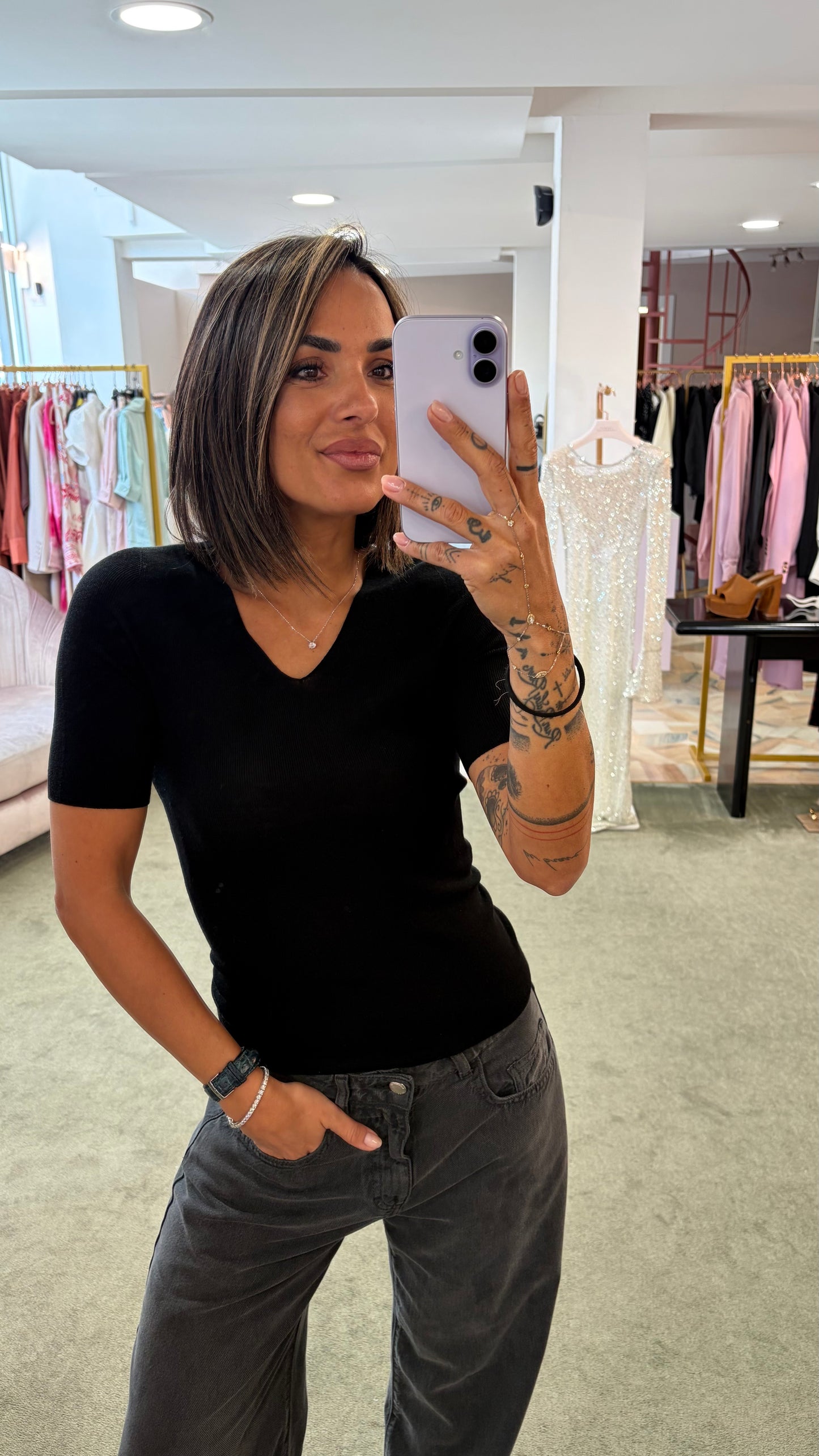 Maglia nera manica corta scollo a v Petite Pull