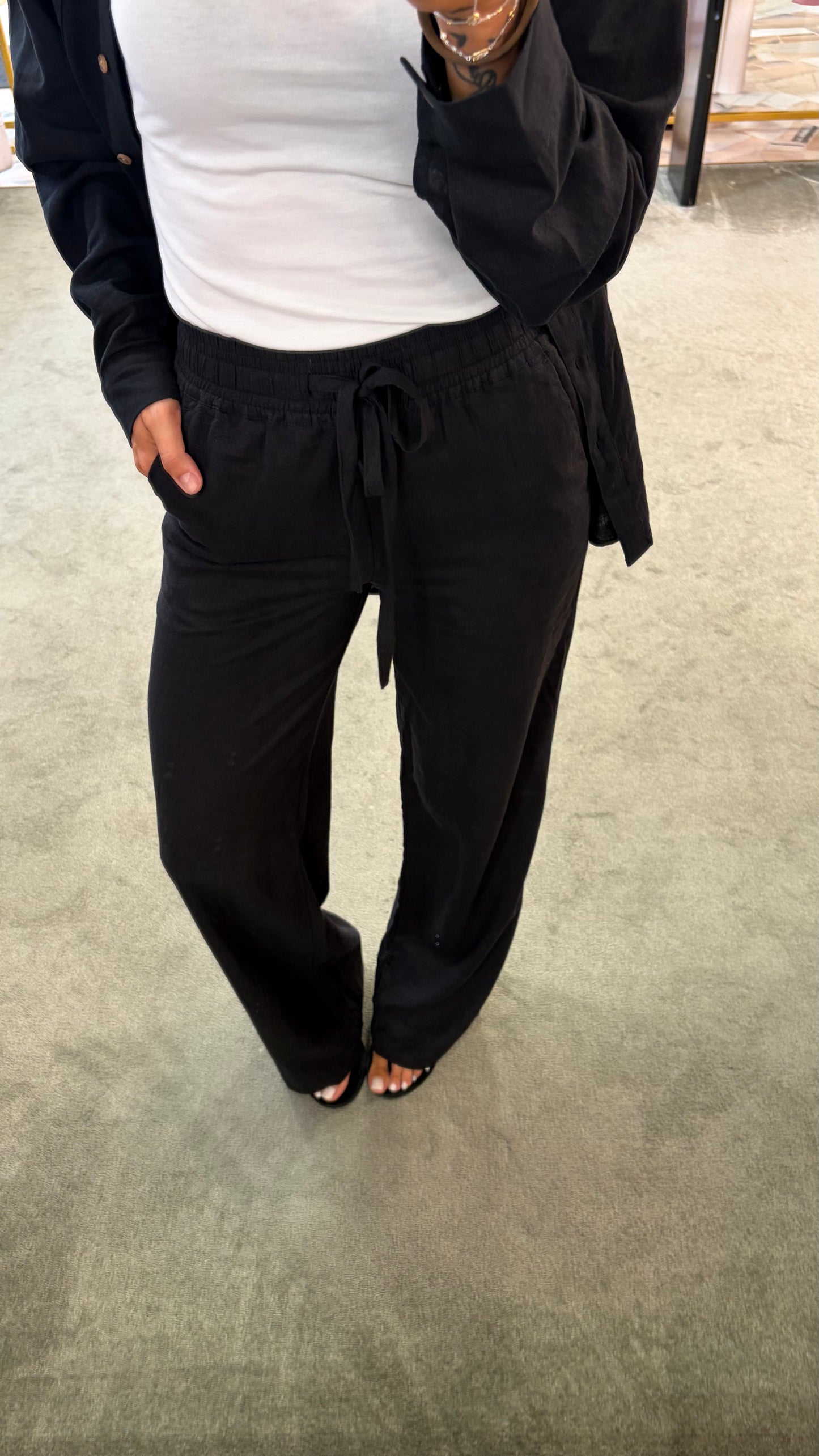 Camicia nera manica corta con nodo in vita sy