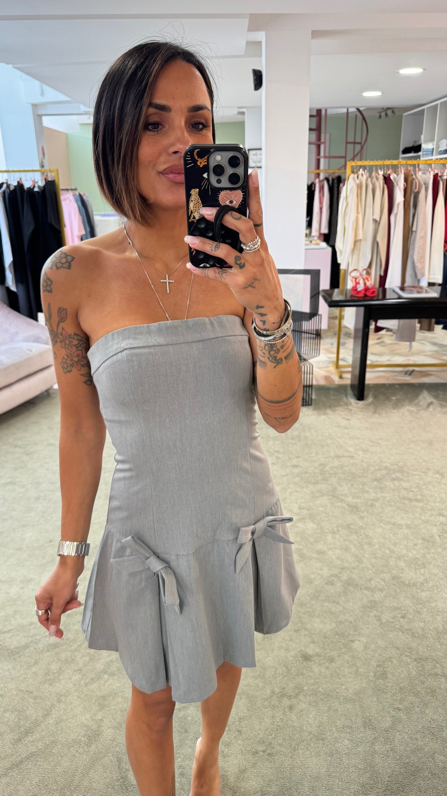Abito grigio con fiocchetti senza spalline gl