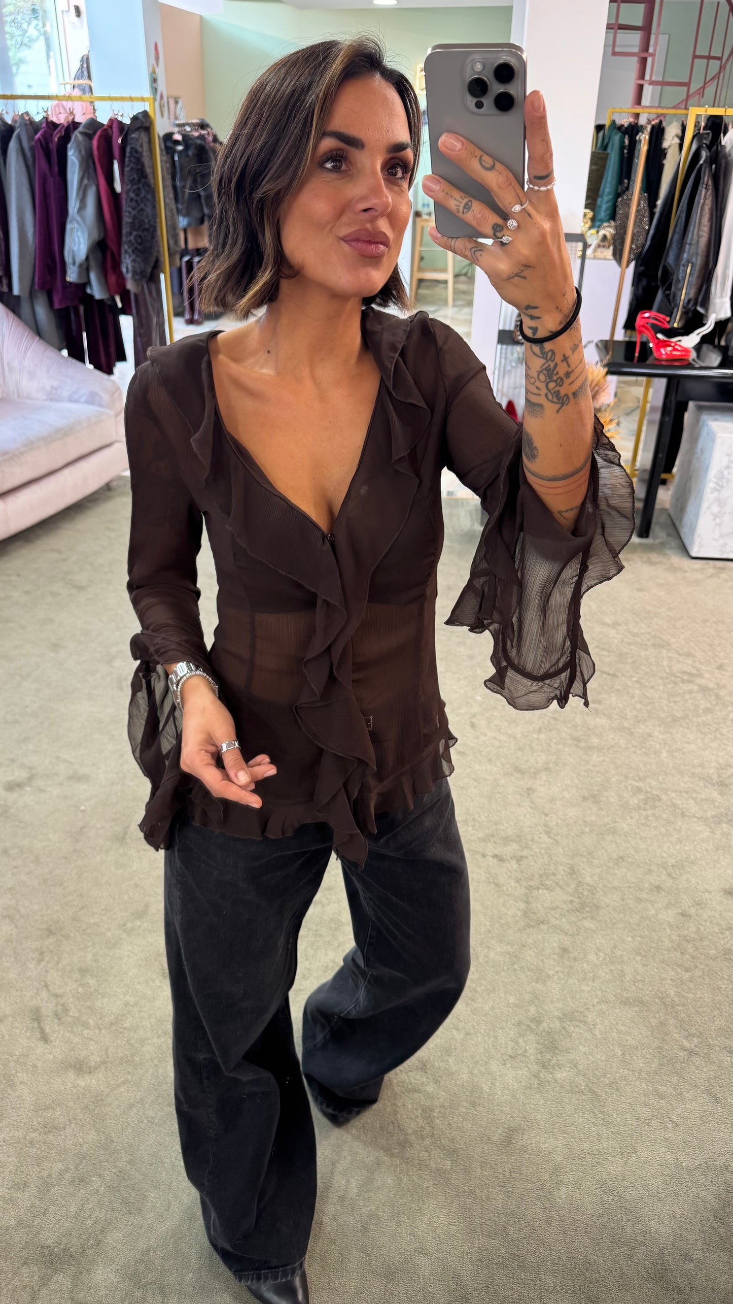 Camicia marrone in crepe scollo a v con volant gl