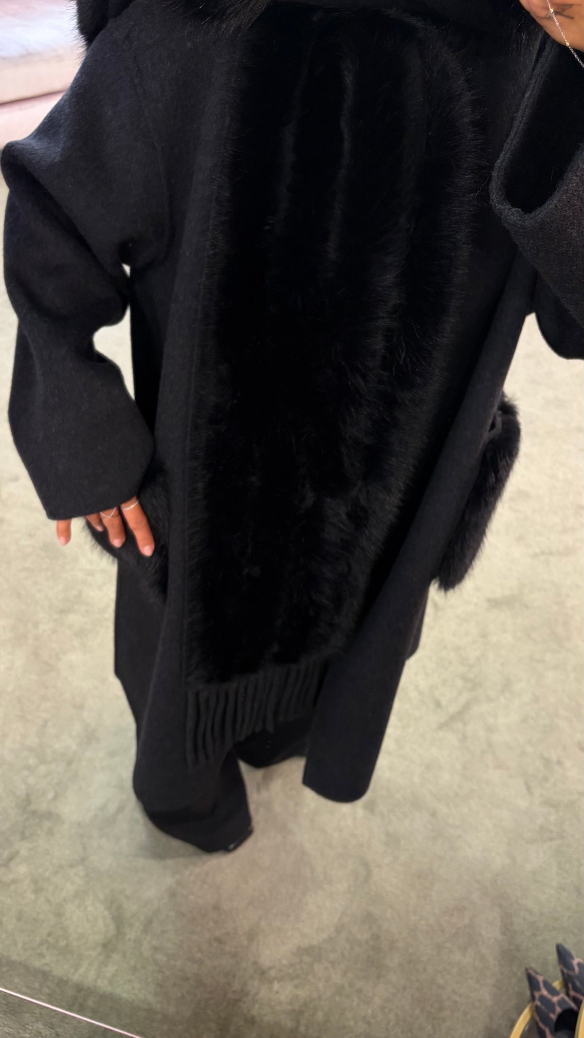 Cappotto nero con sciarpa removibile in ecopelliccia e tasche in ecopelliccia fr.