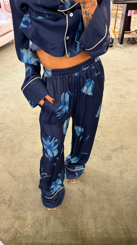 Pantaloni rosie MAR DE MARGARITAS blu con fiori azzurri