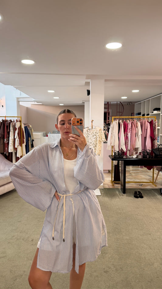 Abito camicia a righe azzurra e bianca con cintura Cotazur