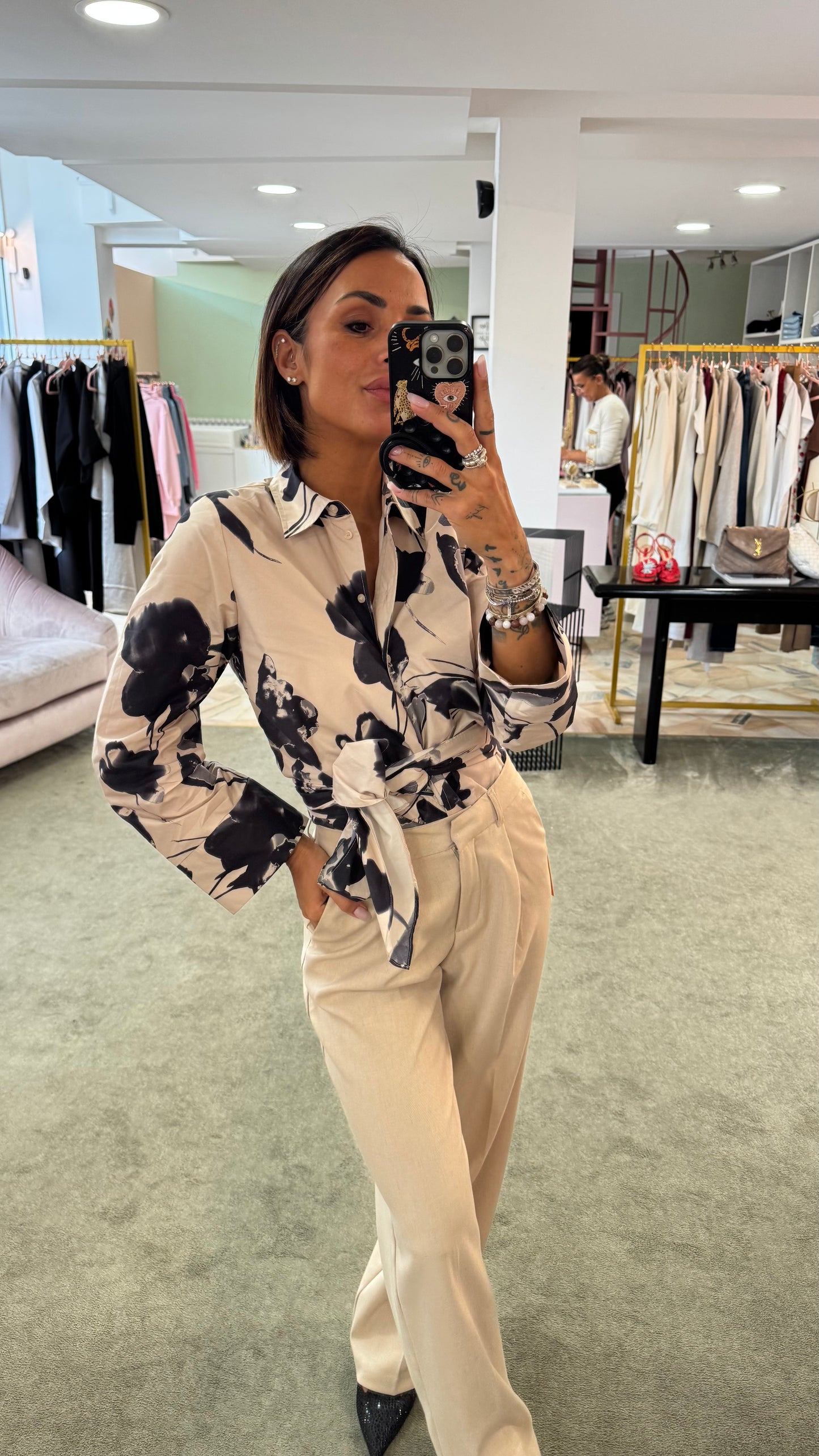 Camicia beige con fiori neri a portafoglio  sl