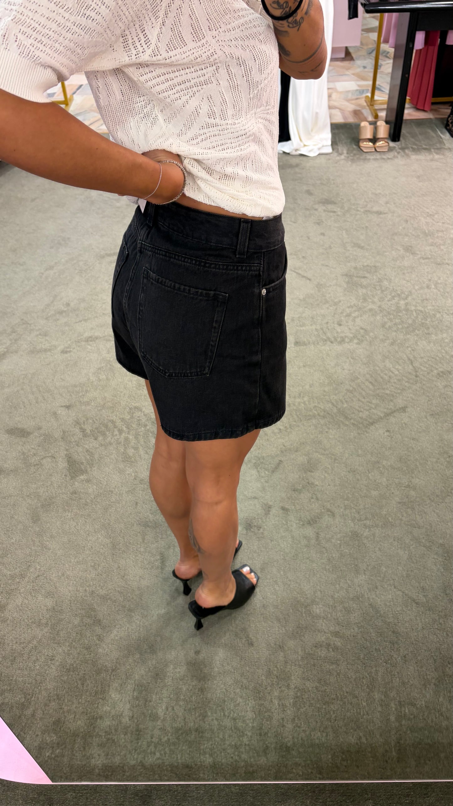 Pantagonna shorts nero in denim jx