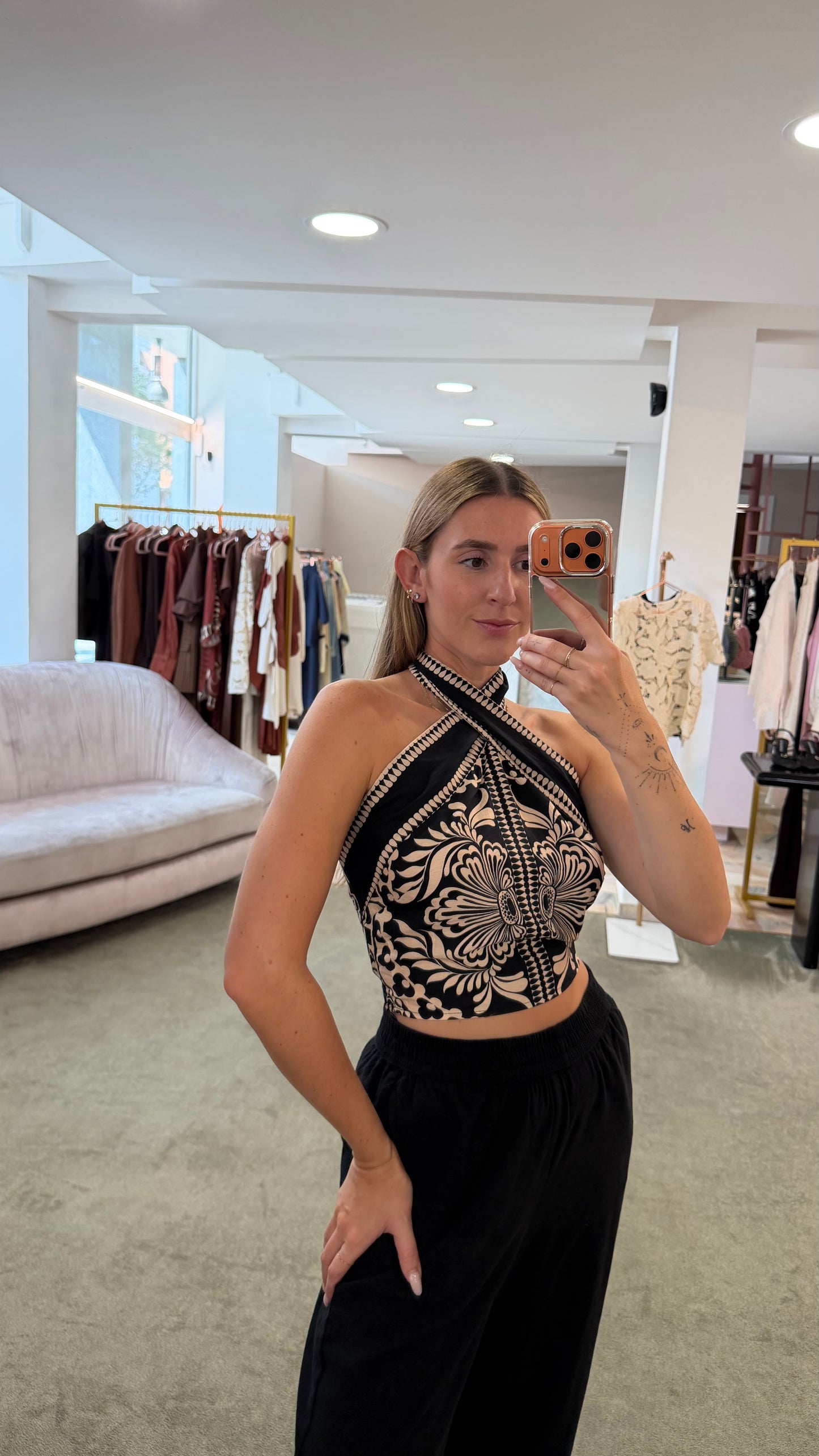 Top corto nero e beige fantasia scollo all'americana gl