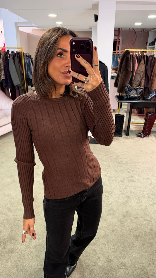 Maglione marrone a costine con fiocco sulla schiena bj