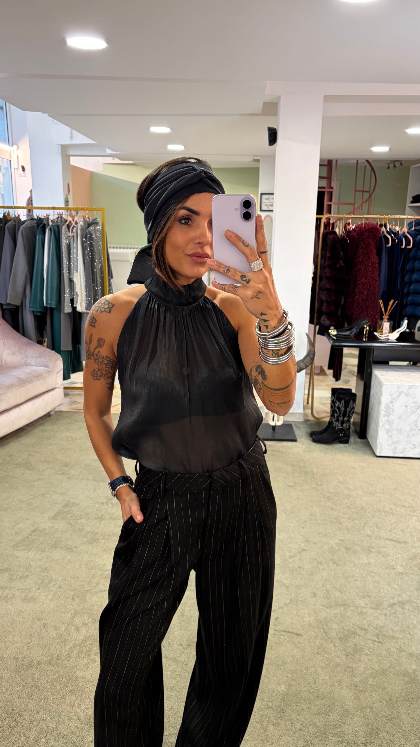 Camicia nera smanicata con sciarpina Actualee