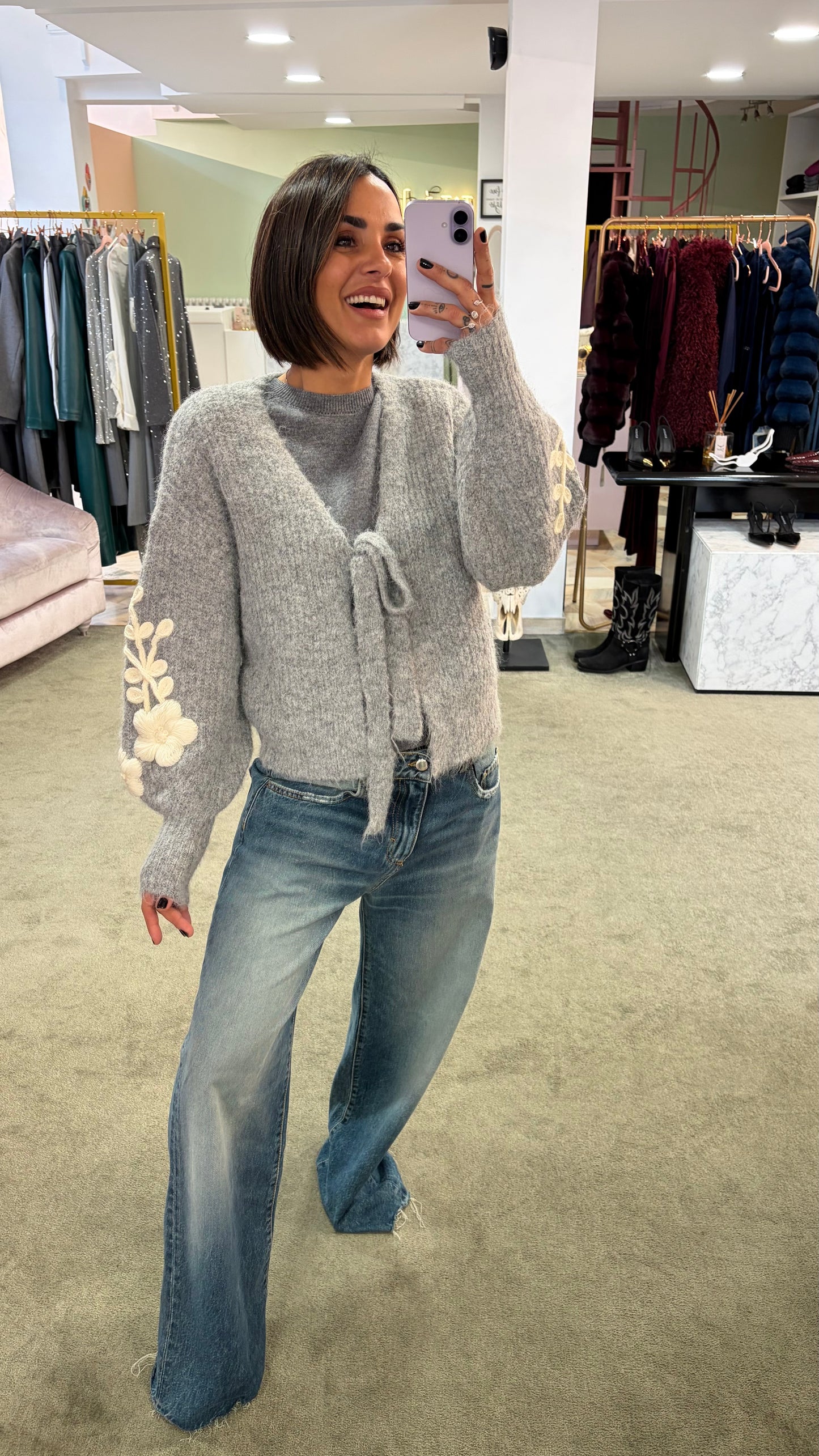 Cardigan grigio con ricami sulla manica bj