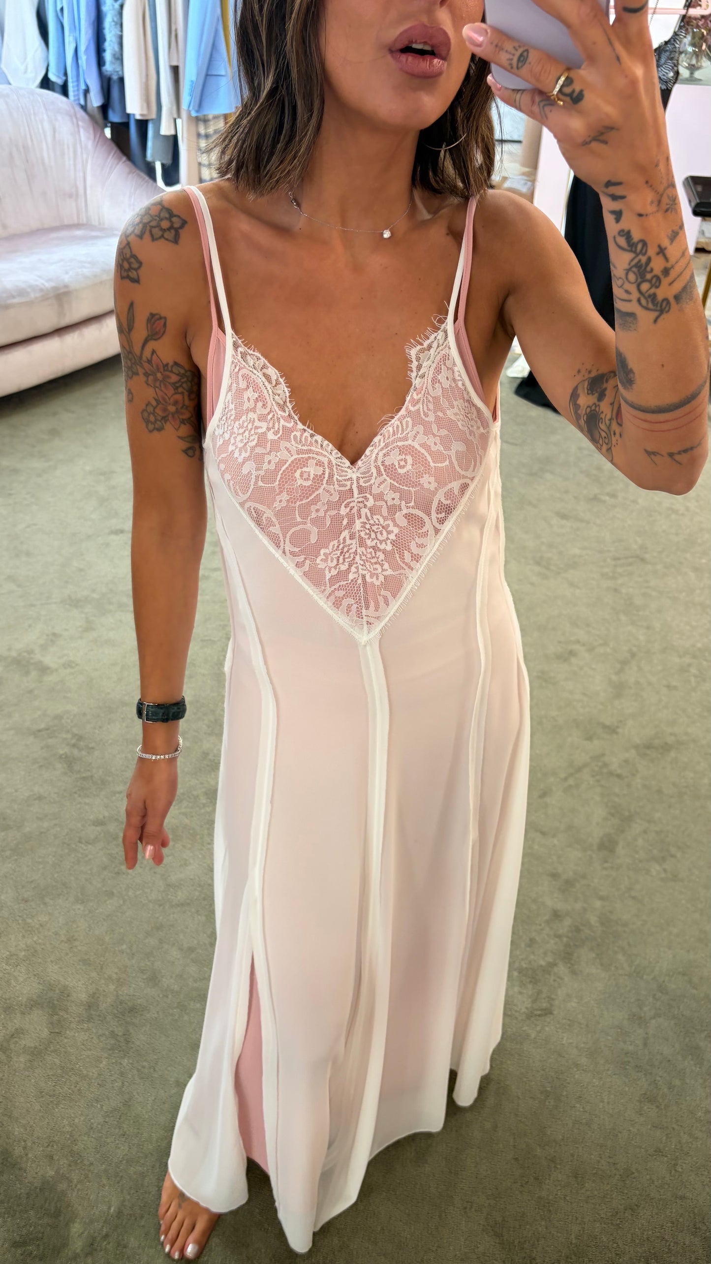 Abito lungo rosa e bianco sottoveste con inserti in pizzo fr