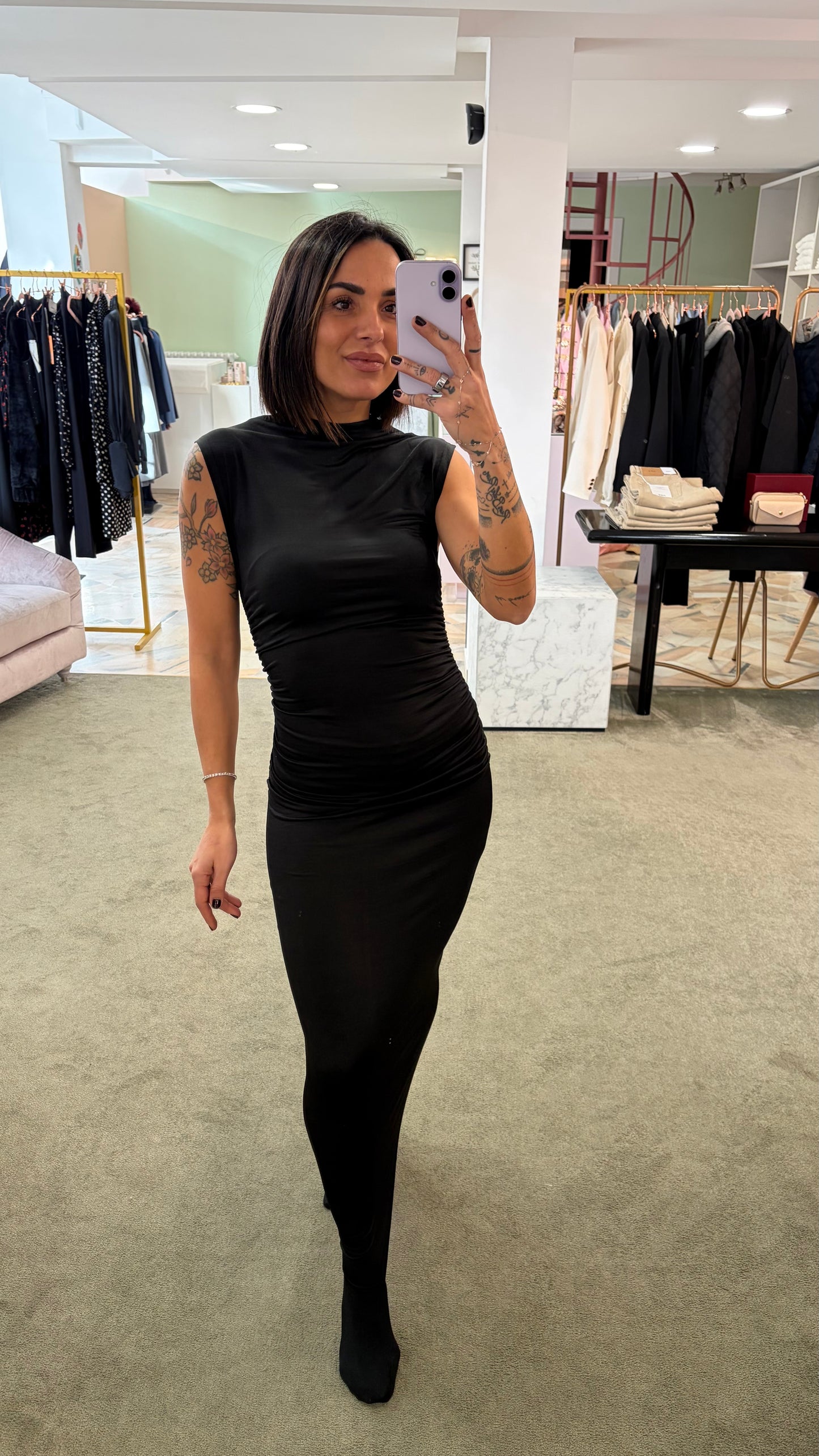 Abito lungo tubino nero smanicato elasticizzato con arricciature gl
