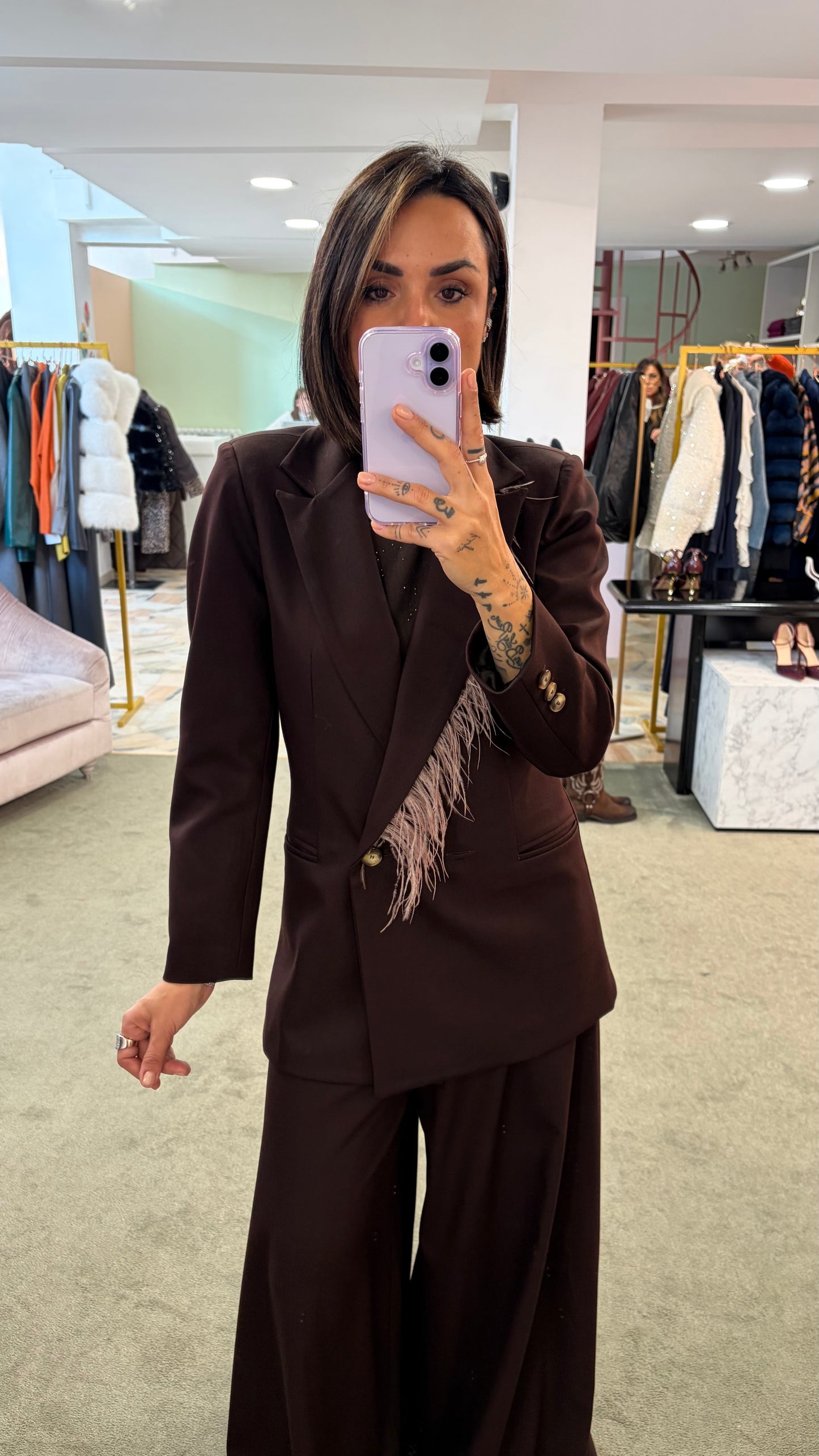 Blazer marrone rever con piume rosa mq