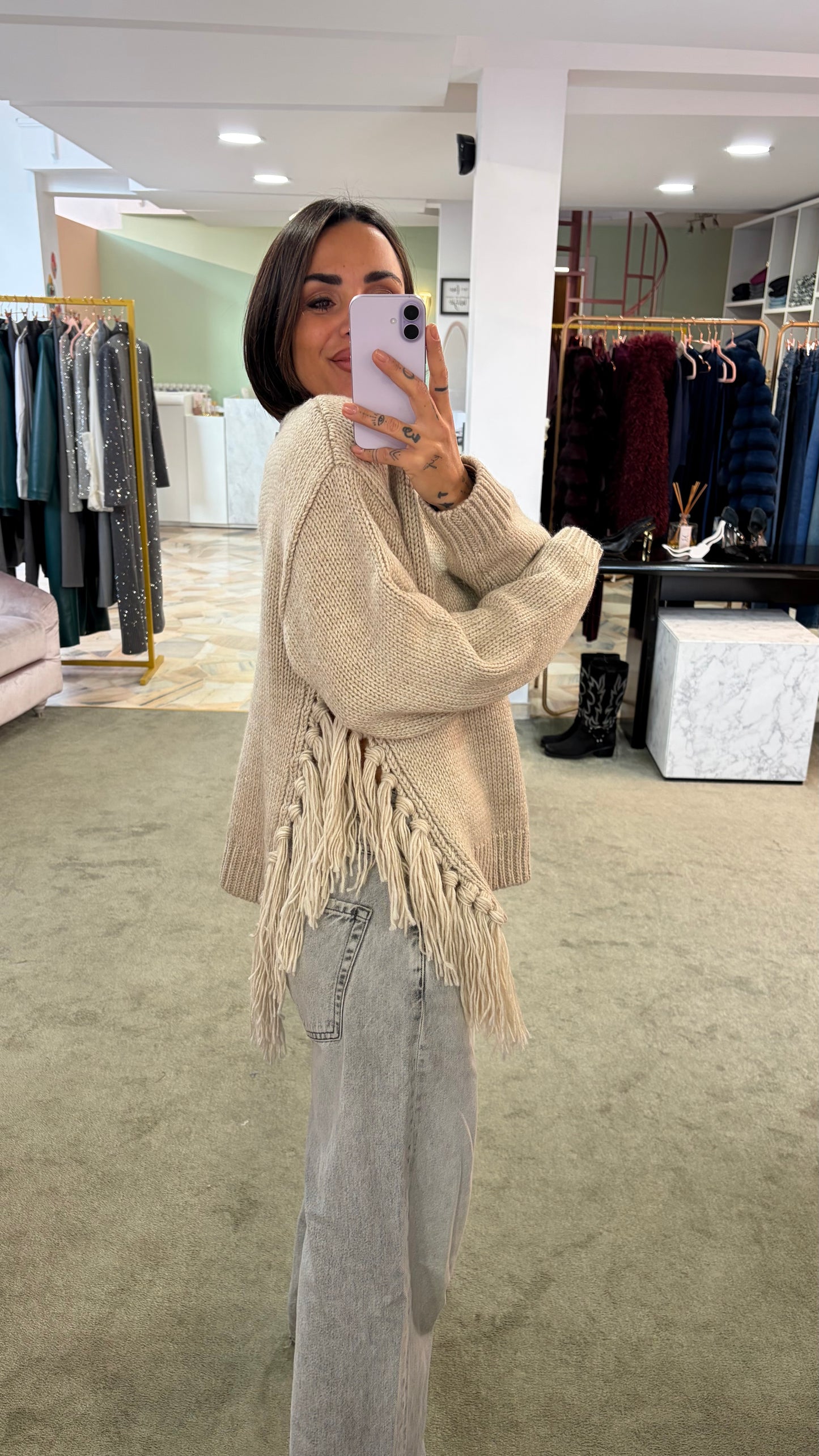 Maglione beige con frange laterali e spacco gl