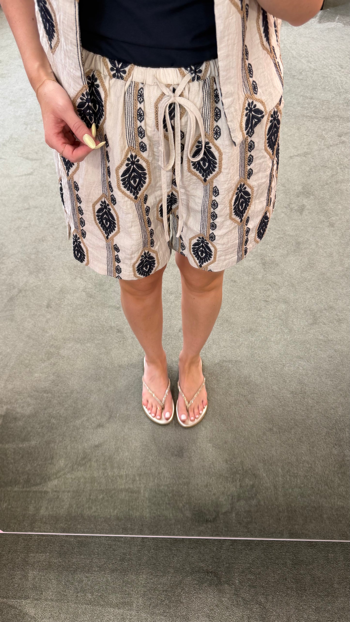 Shorts beige con ricami damascati glp