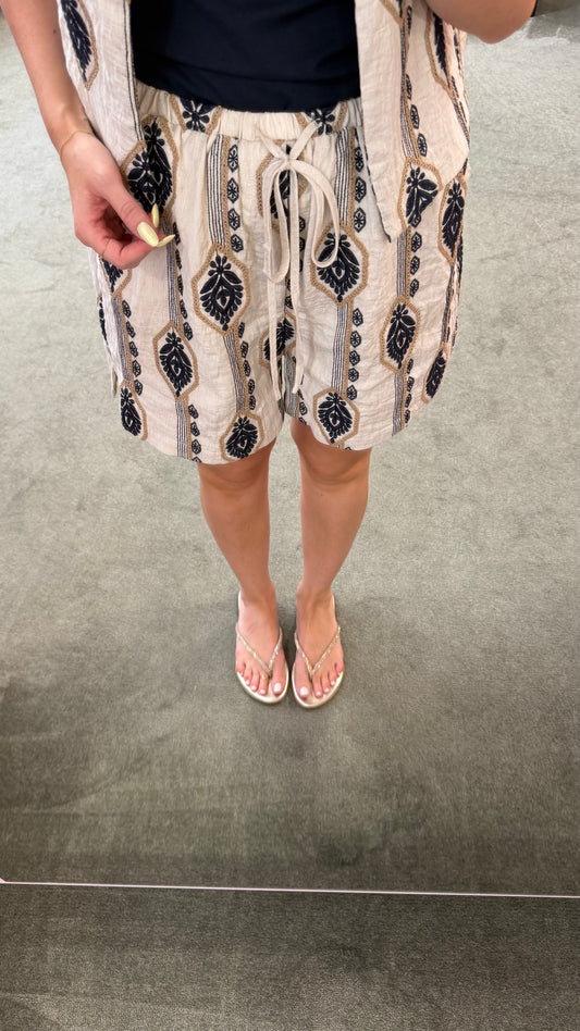 Shorts beige con ricami damascati glp