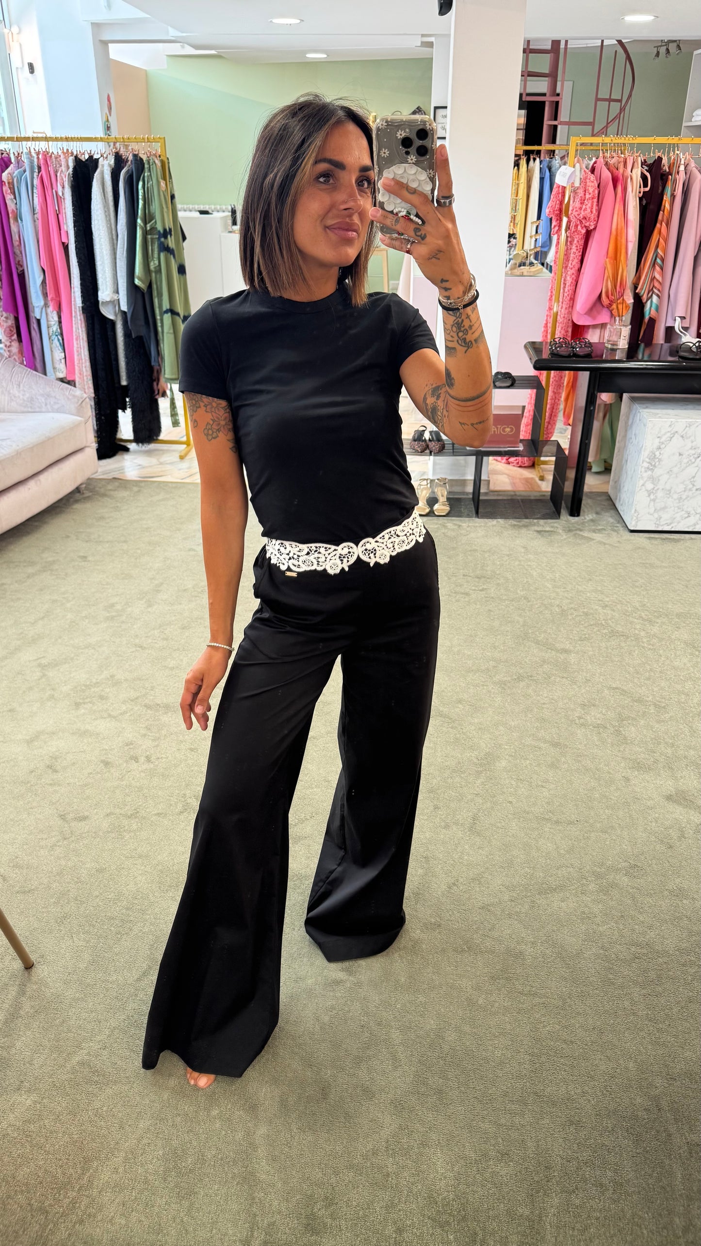 Pantaloni neri a palazzo con dettaglio pizzo bianco fr