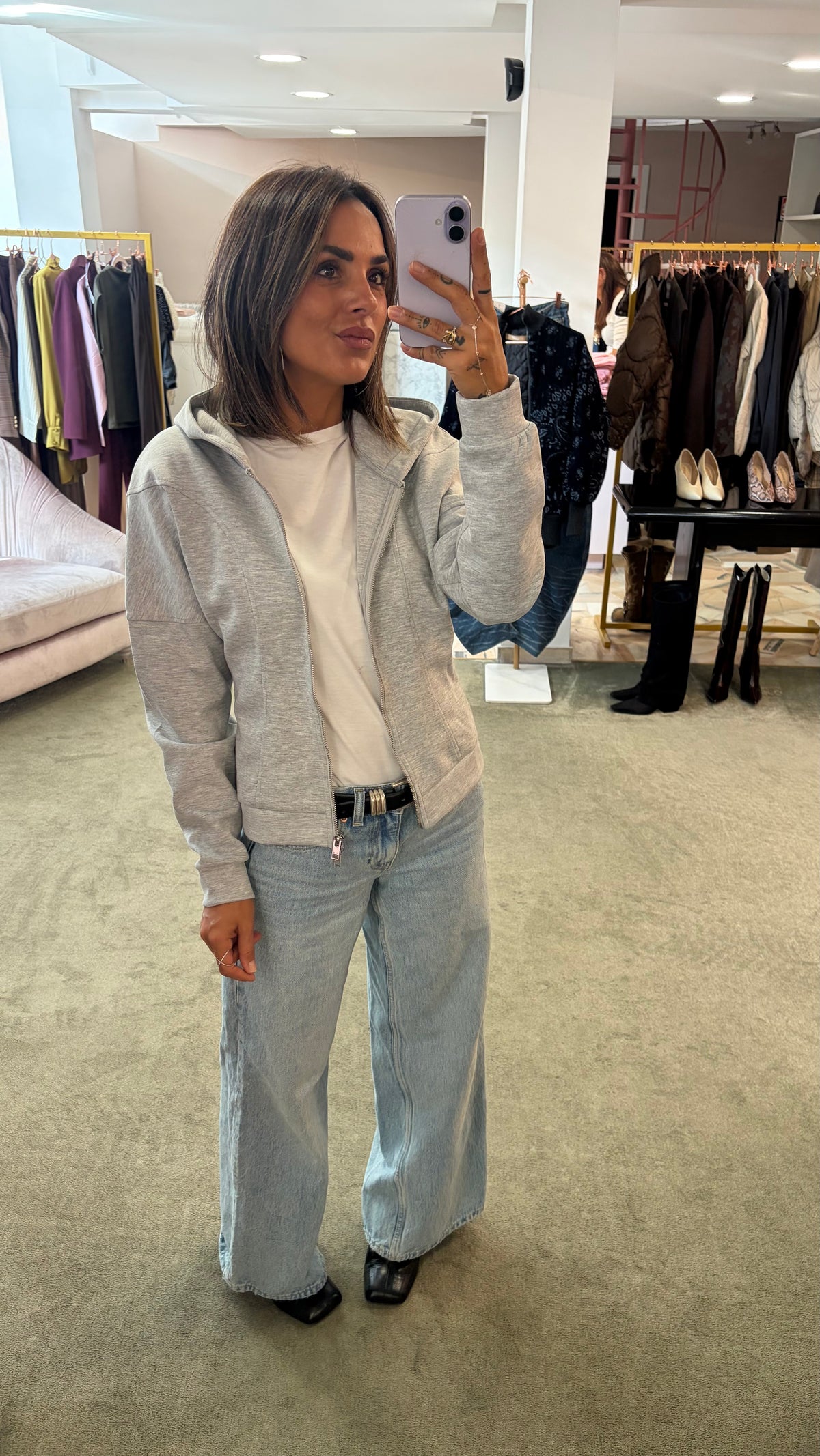 Felpa grigio chiaro con cappuccio e zip sciancrata jx