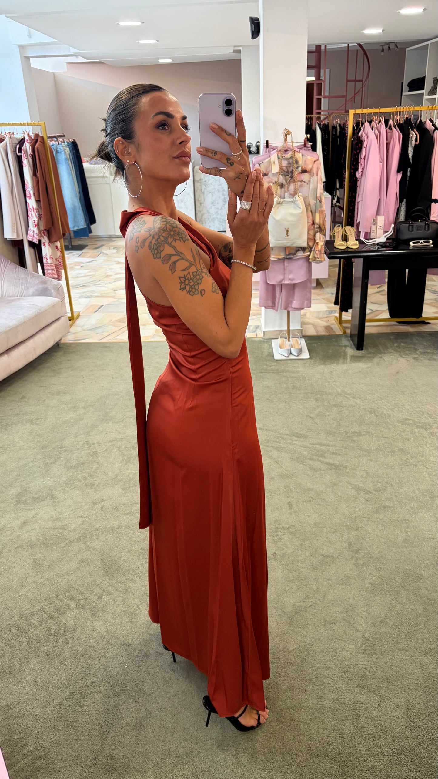 Abito lungo mattone scollo asimmetrico in satin ay