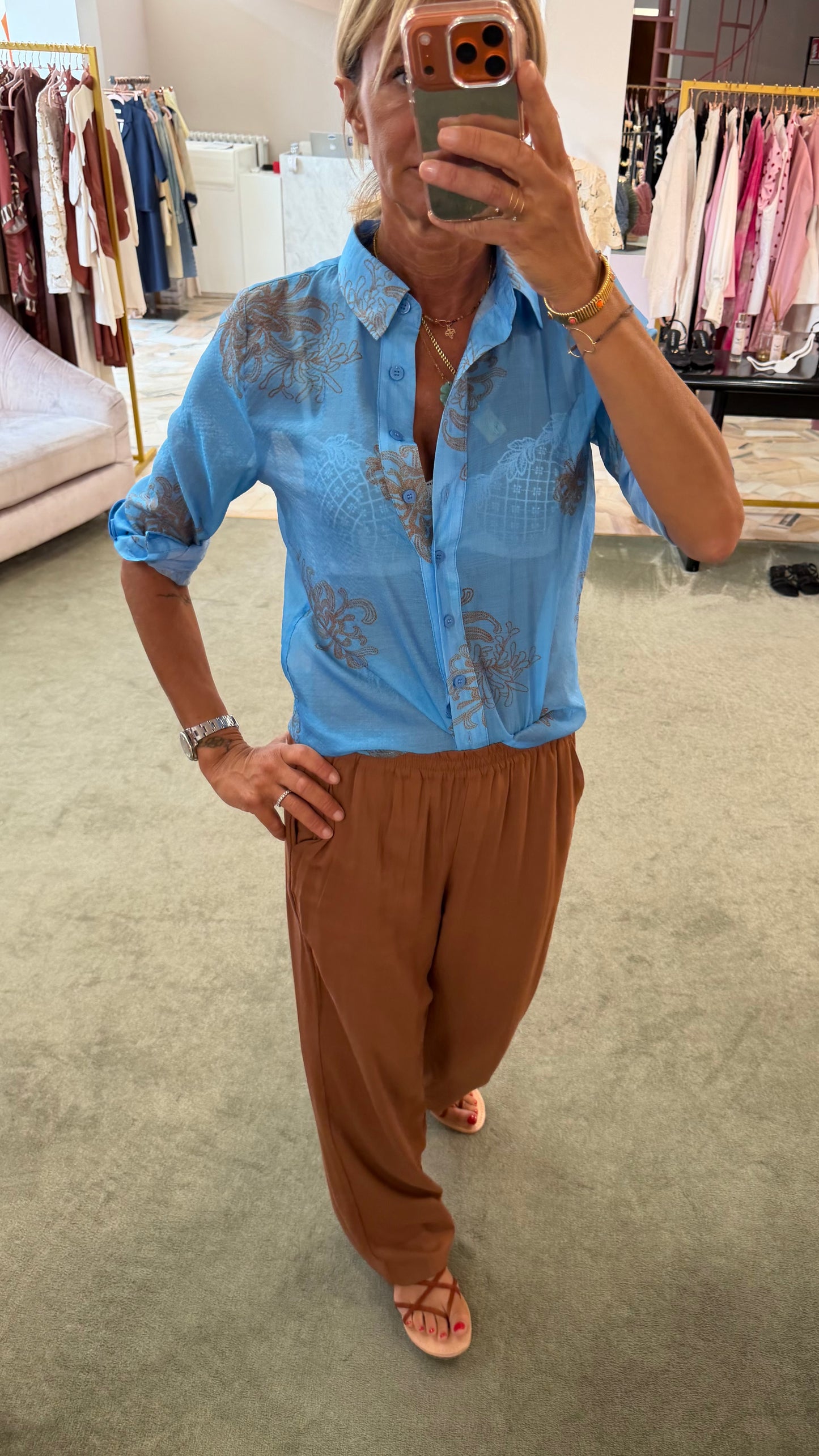 Camicia azzurra con ricami ruggine ay