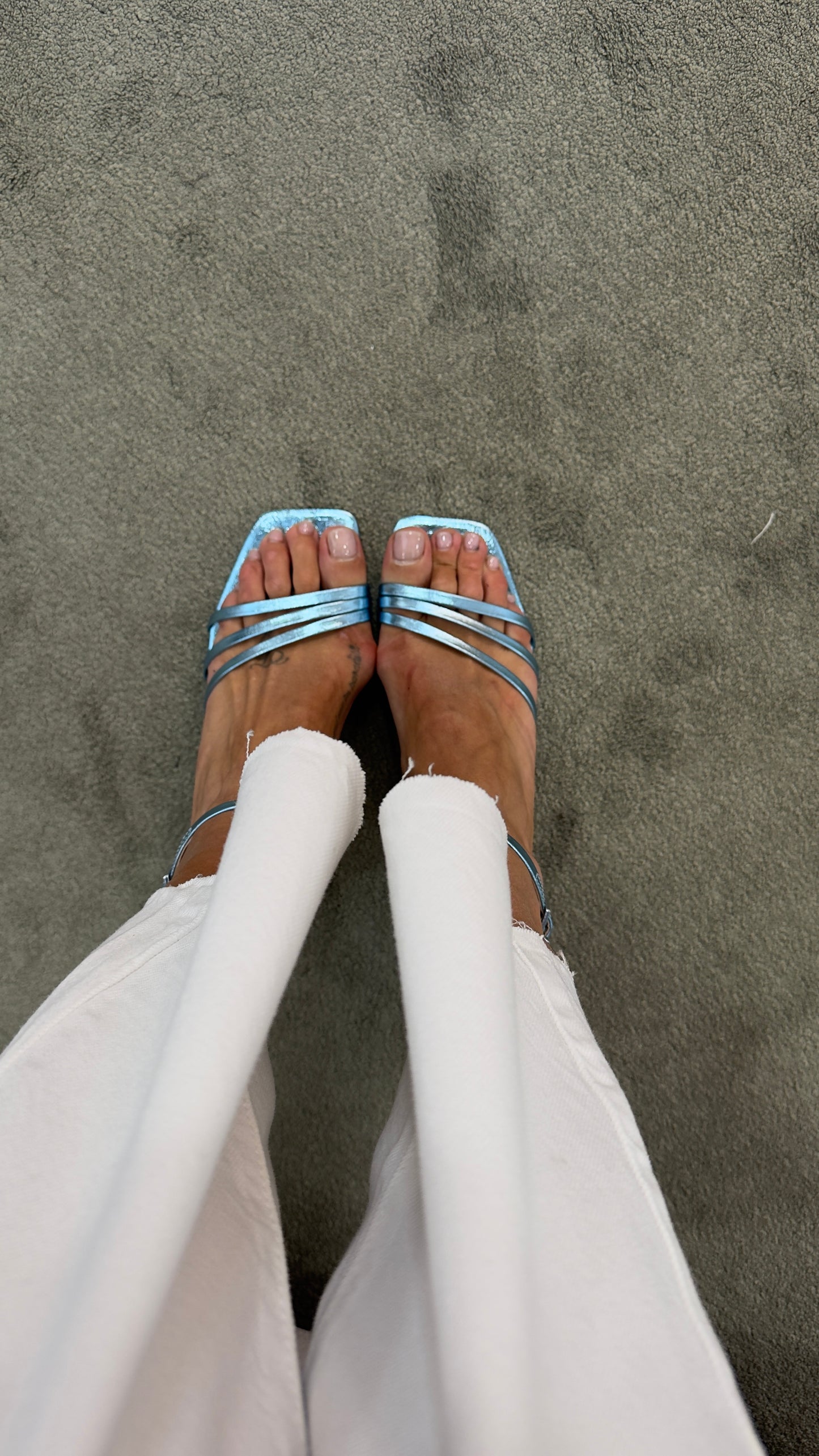 Sandalo azzurro con listini