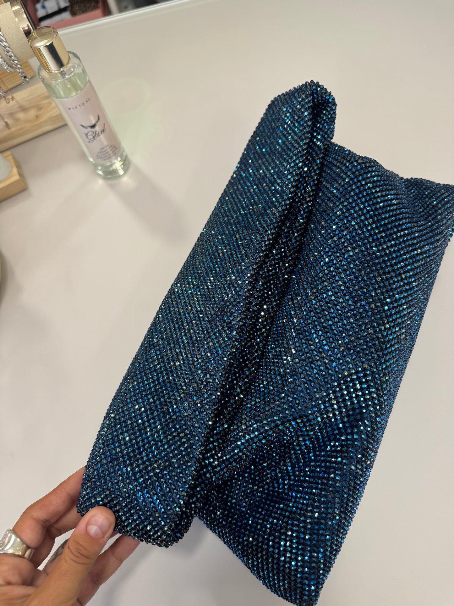 Maxi pochette blu in maglia strass