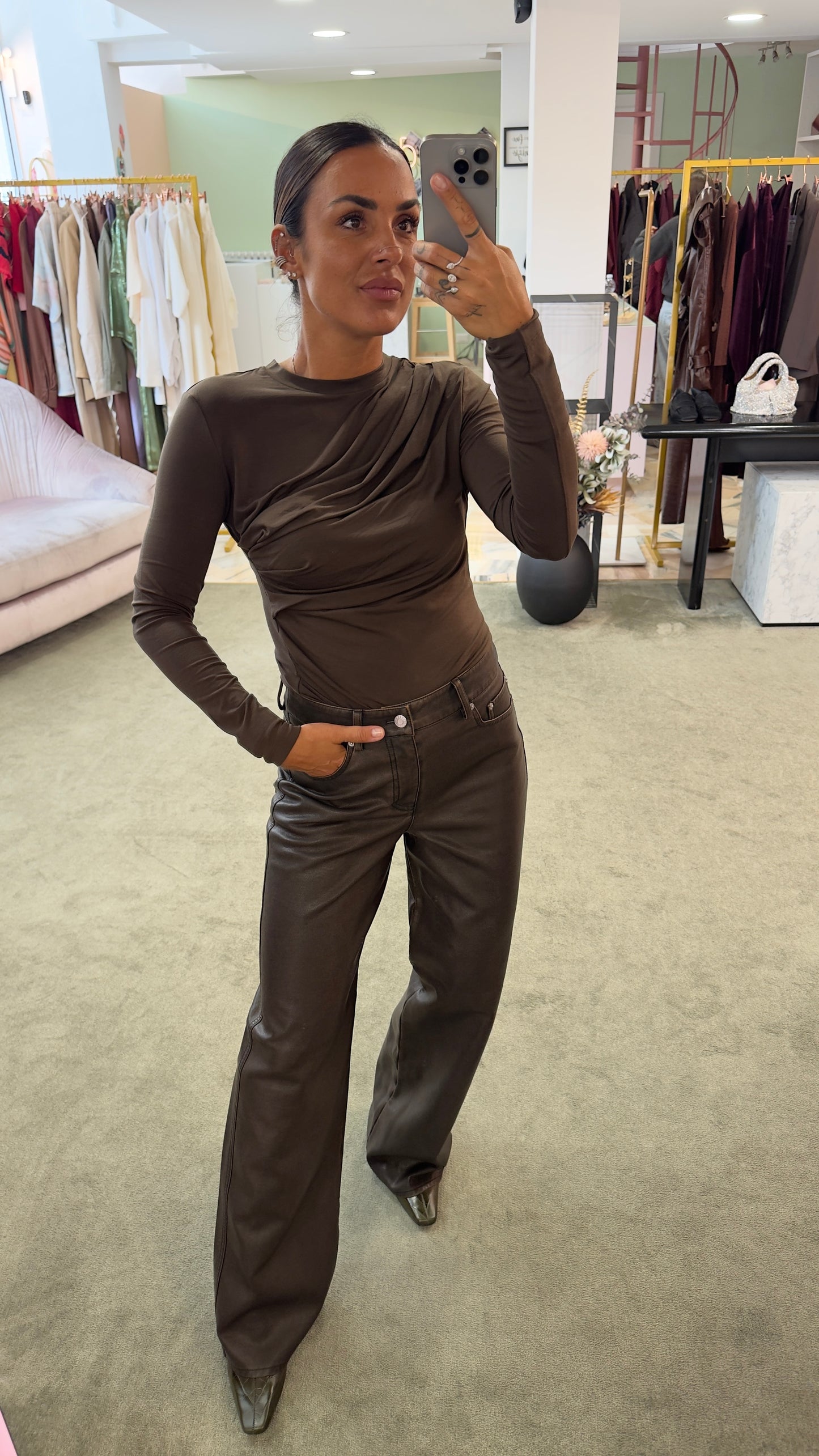 Pantaloni marroni in ecopelle stonewashed jx