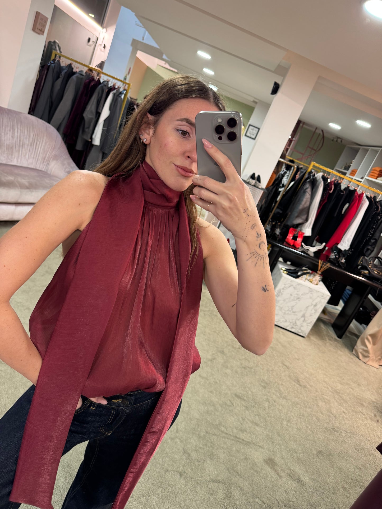 Camicia bordeaux smanicata con sciarpina Actualee