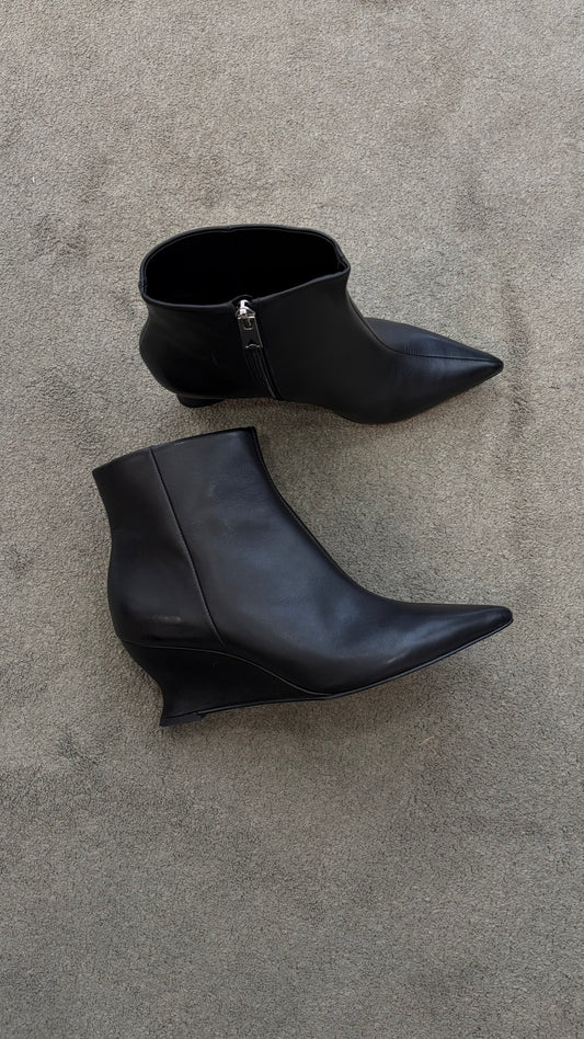 Stivaletto nero in pelle con tacco zeppa cr