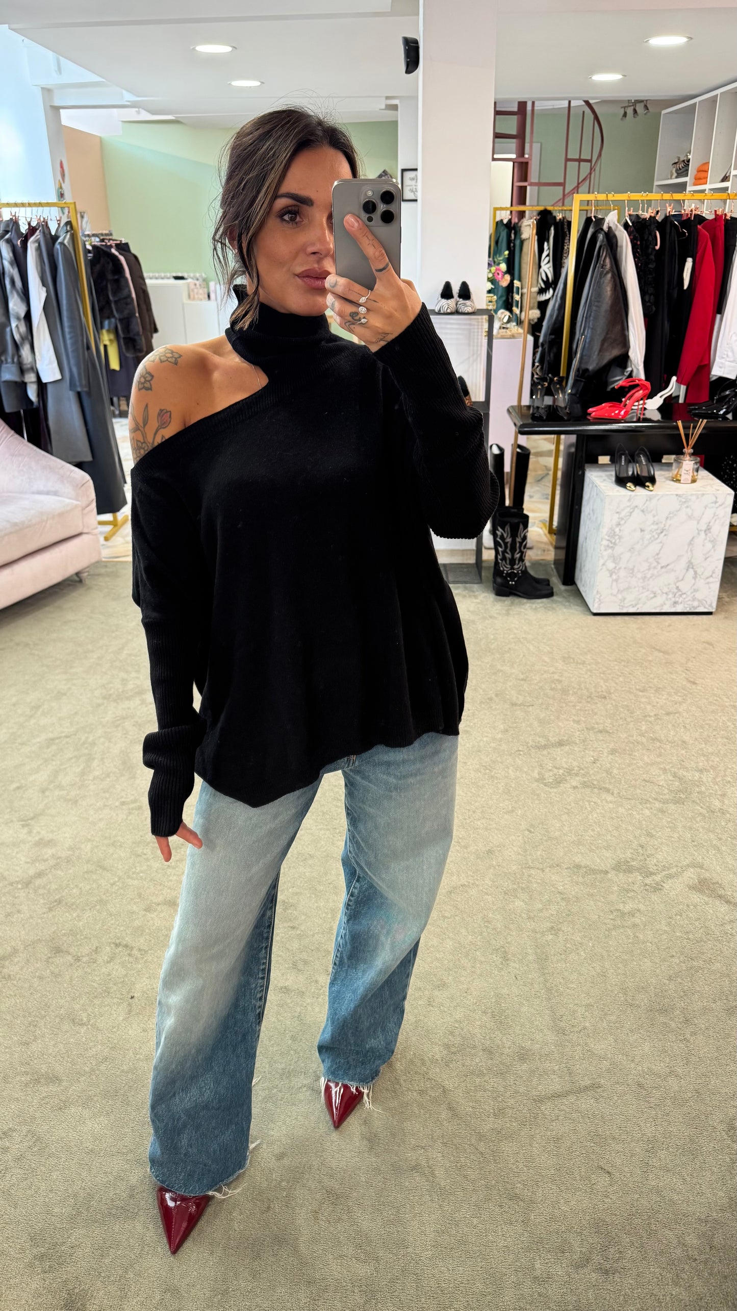 Dolcevita nero cutout sulla spalla lh