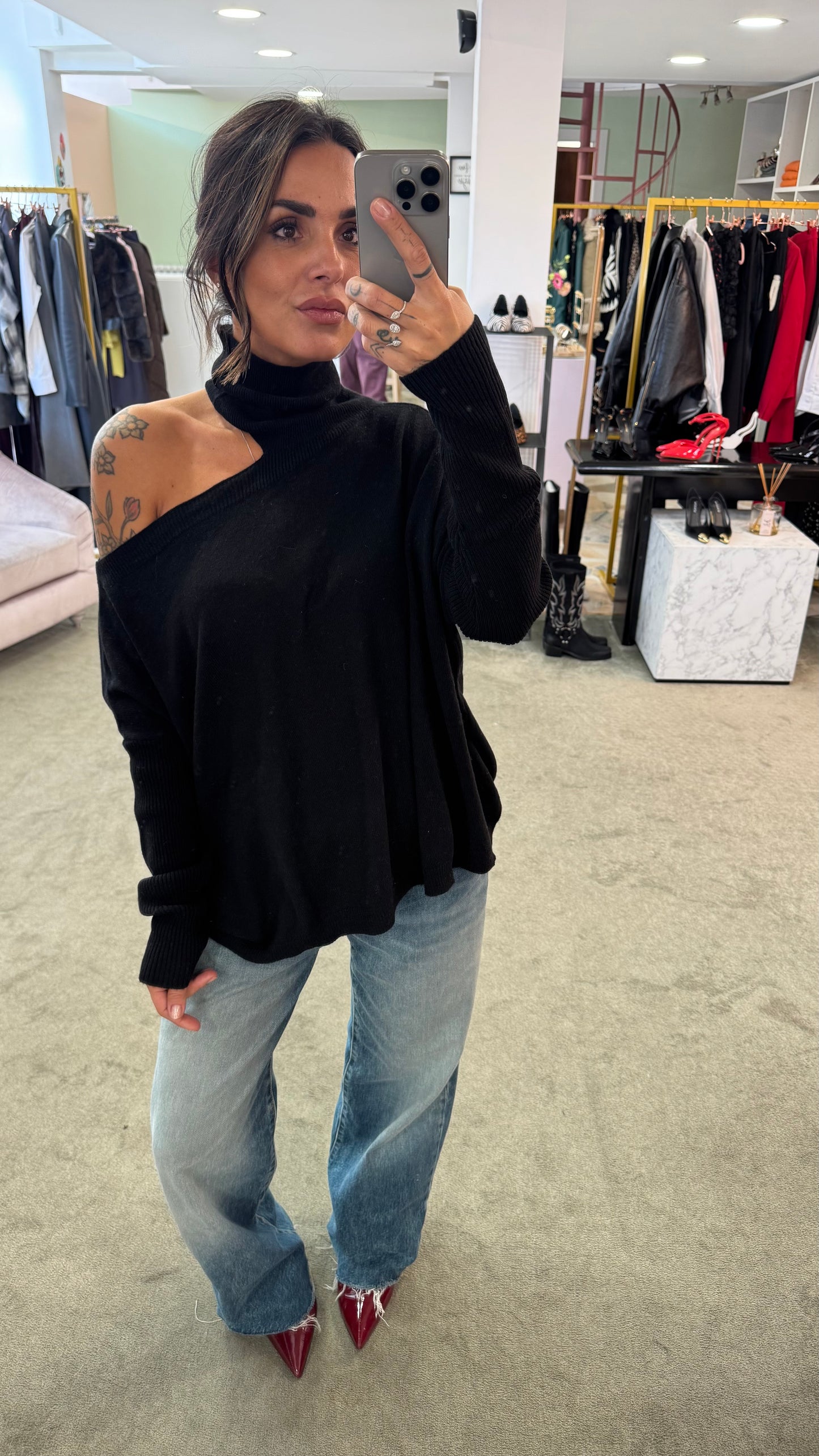 Dolcevita nero cutout sulla spalla lh