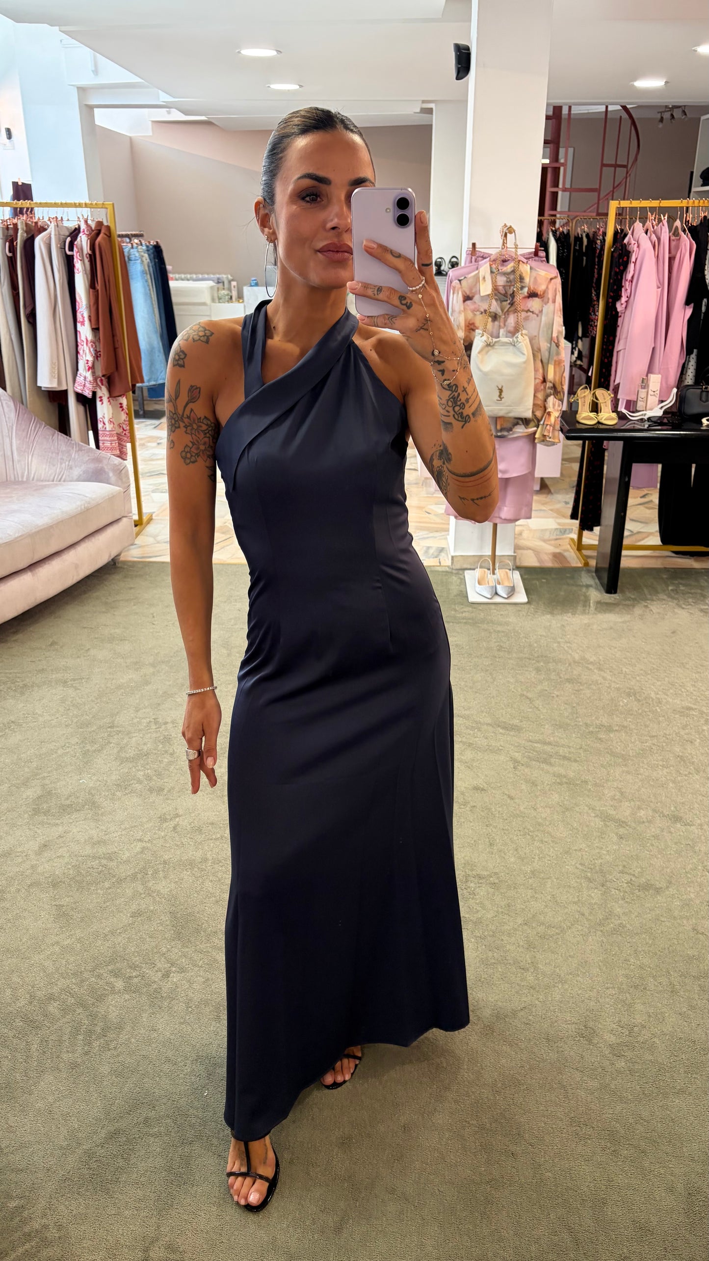 Abito lungo blu notte scollo asimmetrico in satin ay