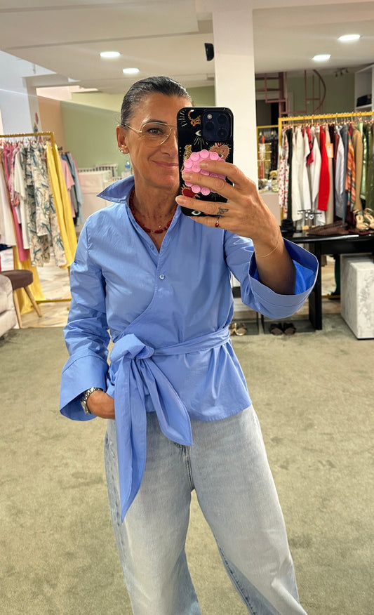 Camicia azzurra con fiocco in vita sl