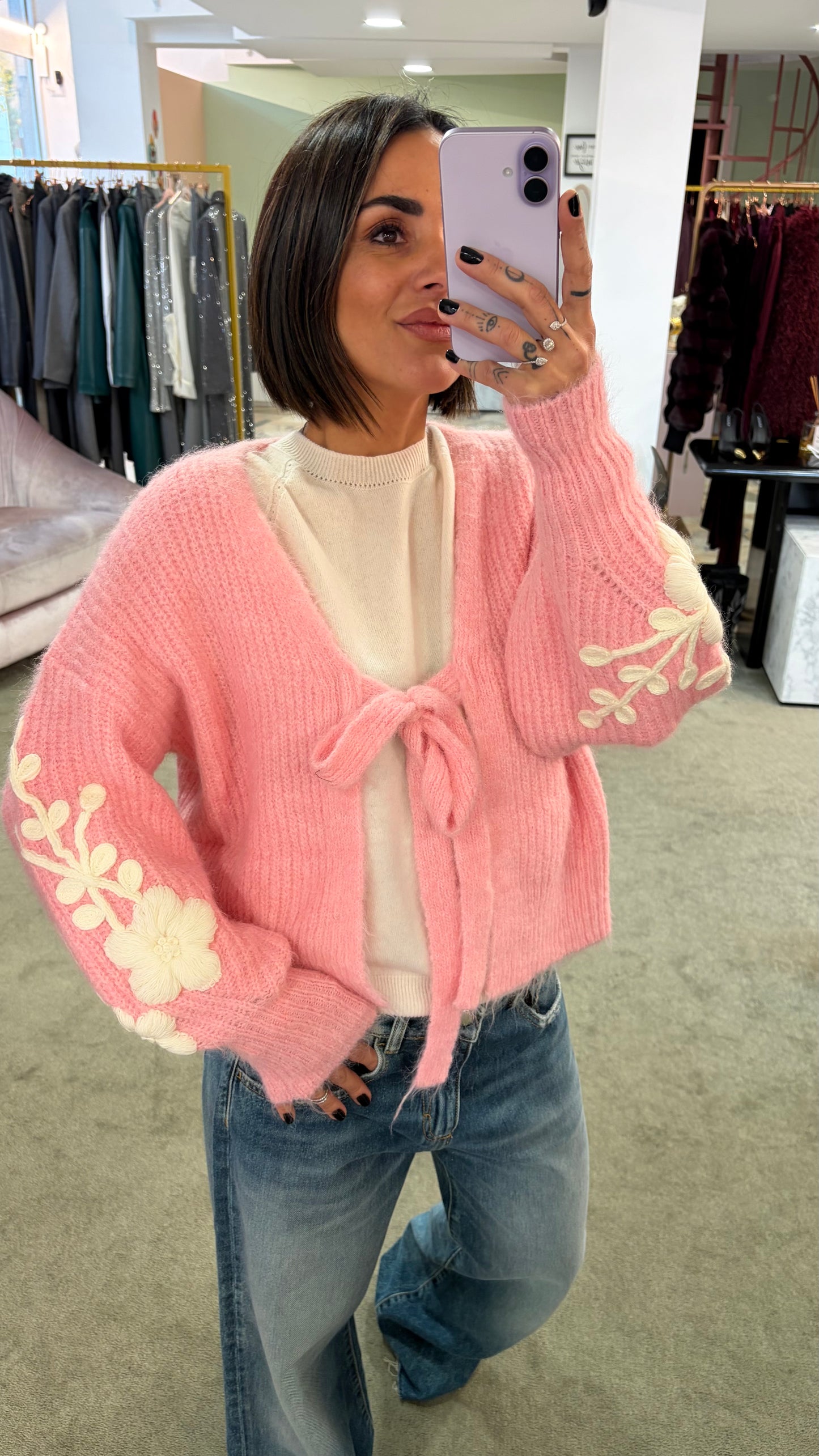 Cardigan rosa con ricami sulla manica bj
